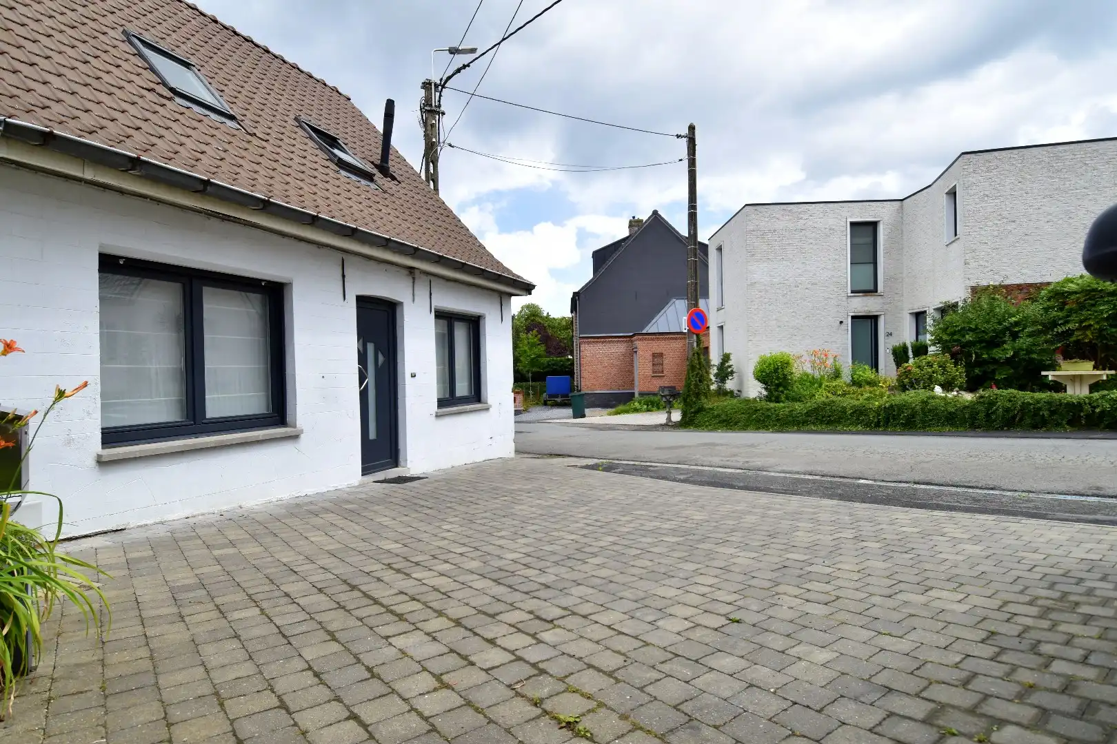 Knusse woning met 2 slaapkamers, zonnig terras en parkeerplaats te koop nabij het centrum van Bellegem foto 2