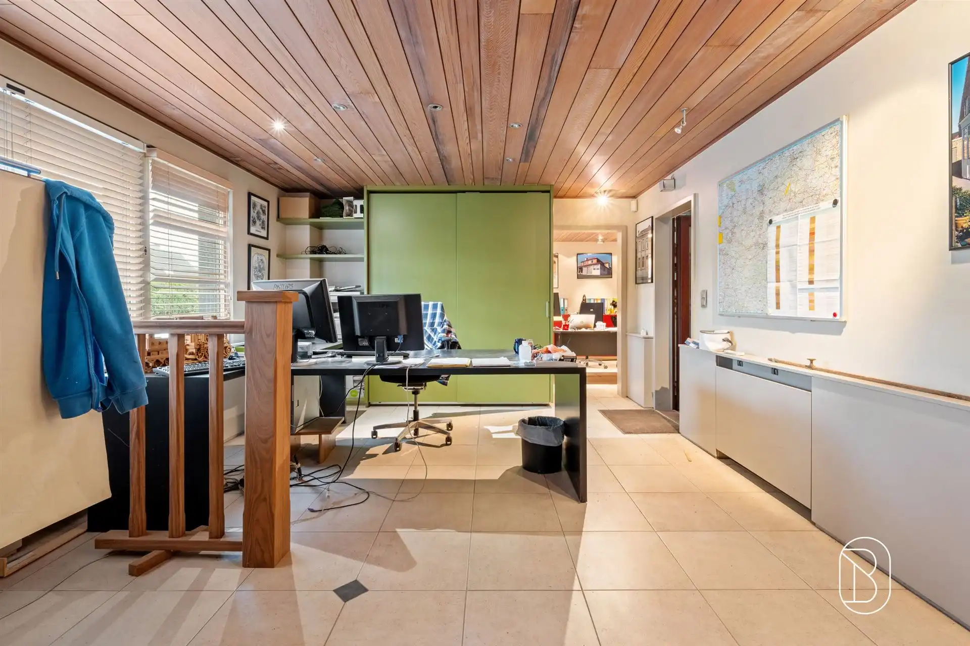 Groot atelier met kantoren en parking.  foto 8