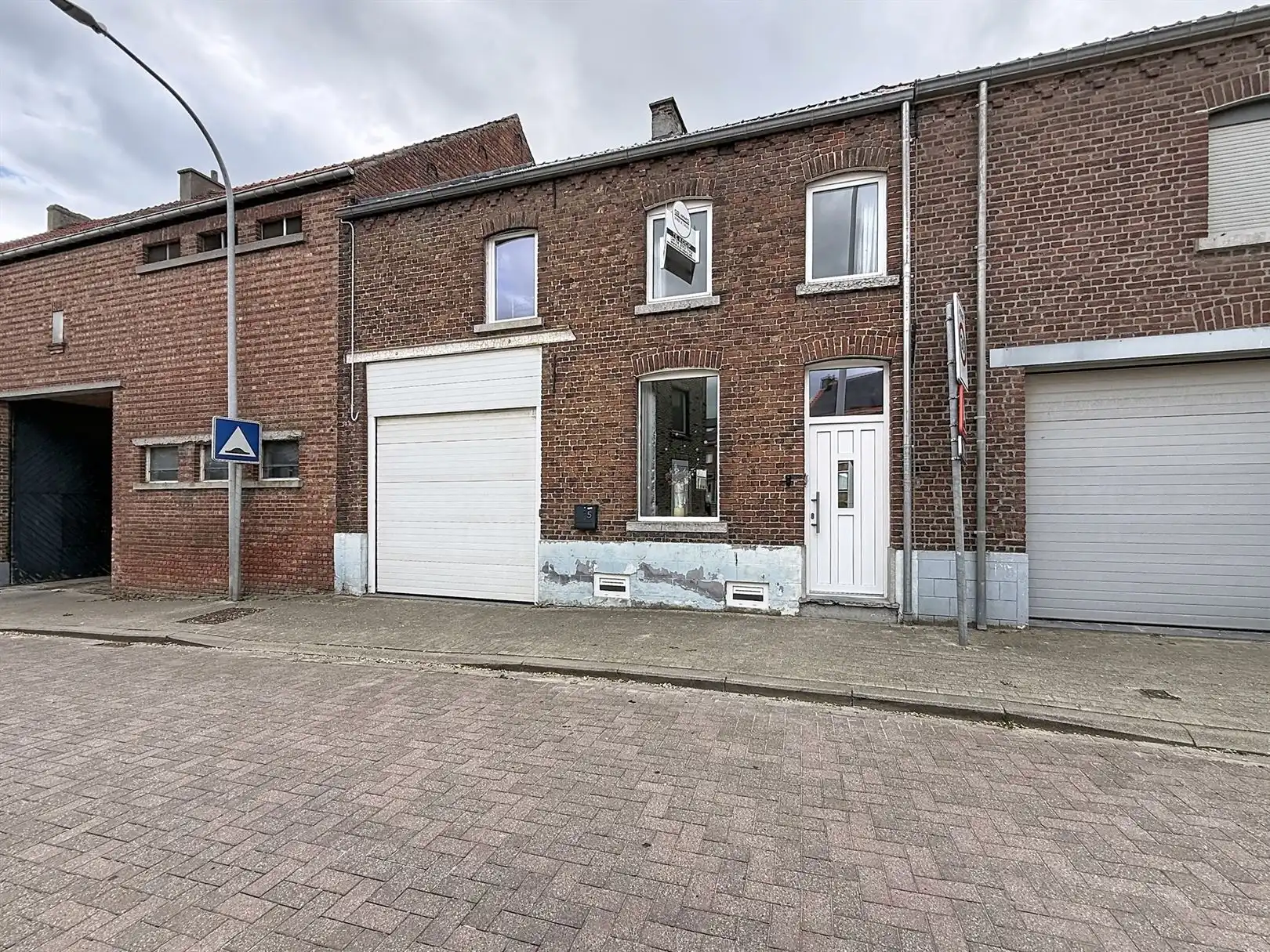 Op te frissen woning met garage, binnenkoer, 3 slpks foto 2