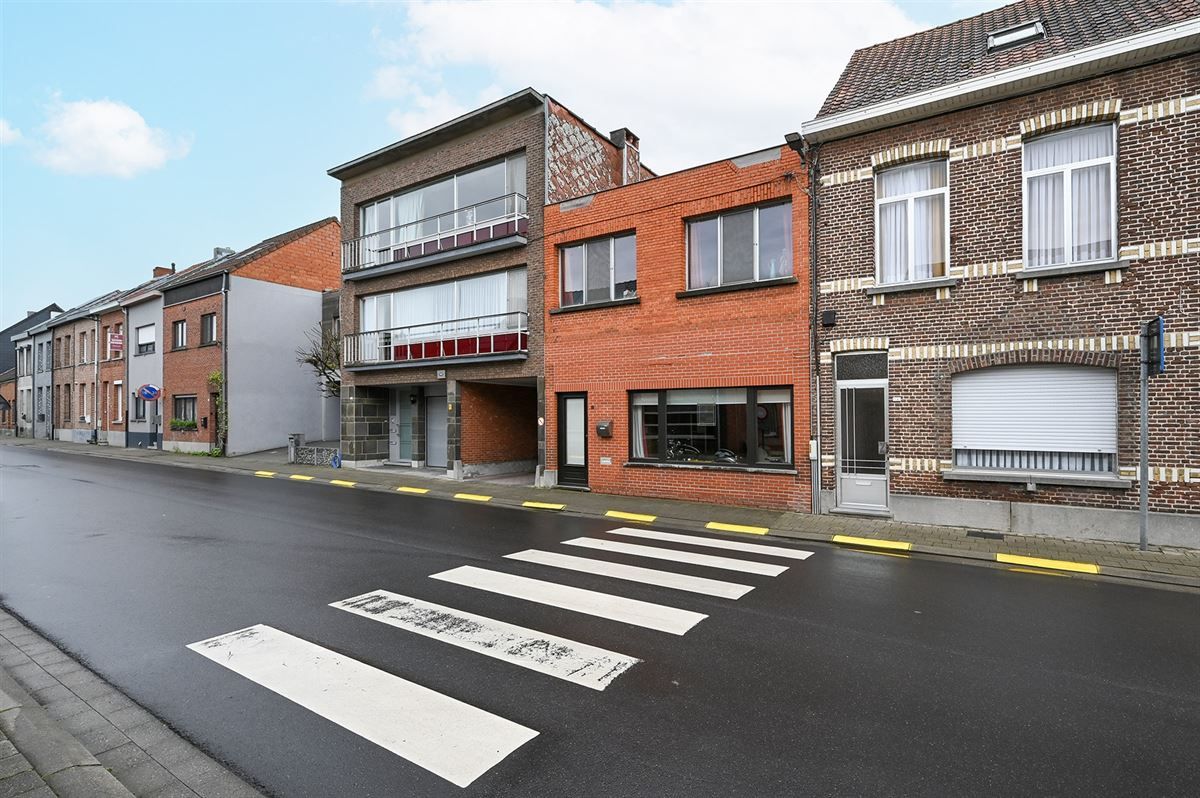 Gelegen in de rustige Voogdijstraat, op wandelafstand van het centrum van Duffel, vind je deze eerlijke, goed onderhouden woning boordevol mogelijkheden. De huidige huurder heeft ze jarenlang met zorg bewoond, maar een frisse wind – en een beetje lie foto 27