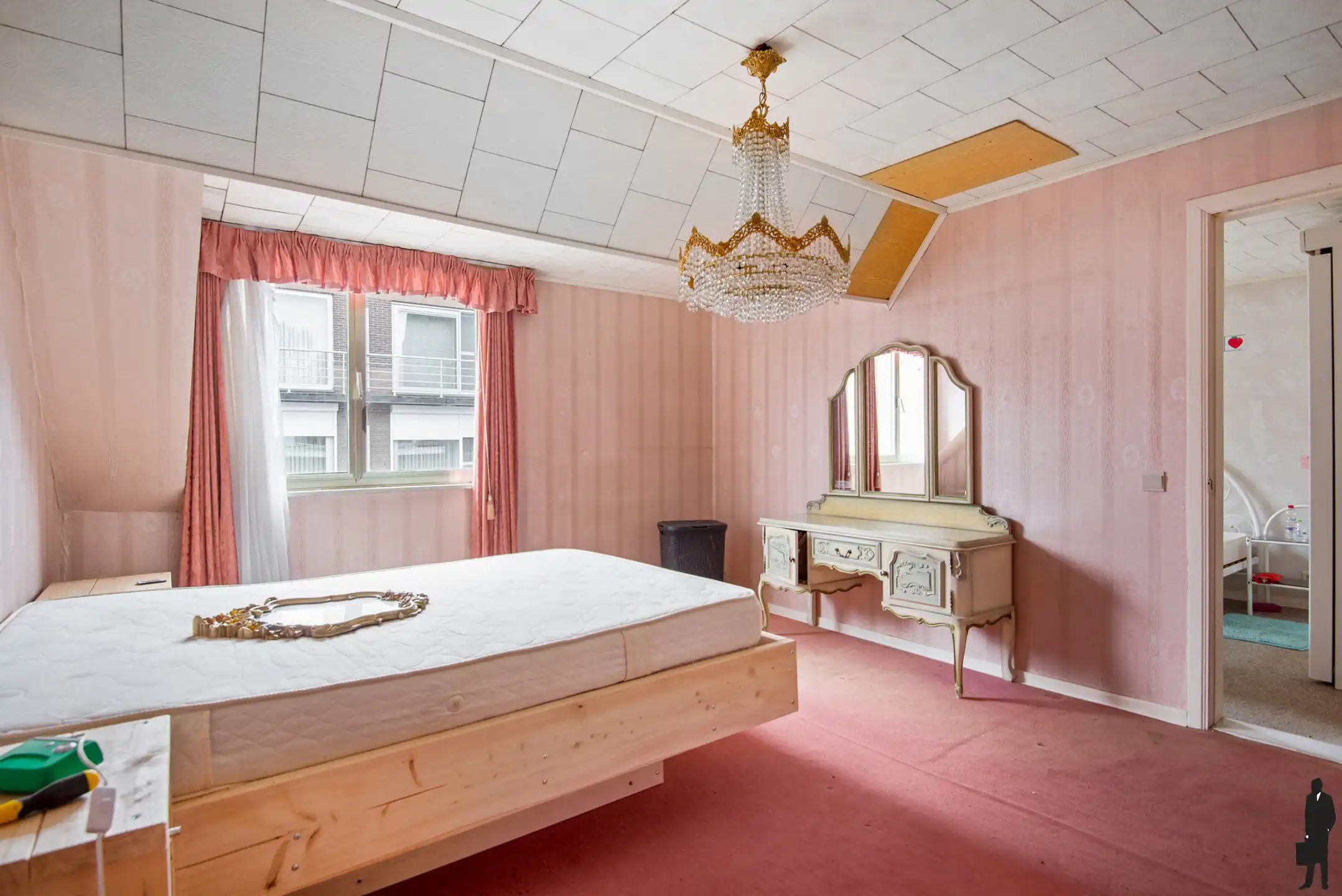 Te renoveren woning pal in het centrum van Hemiksem foto 15