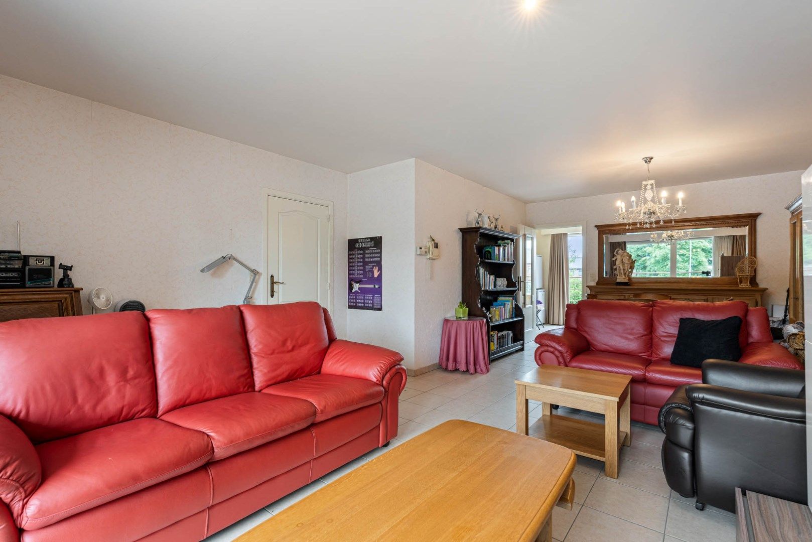 Stijlvol appartement voorzien van 2 slaapkamers, 2 terrassen en een autostandplaats op een rustige locatie in het centrum van Neeroeteren!  foto 9