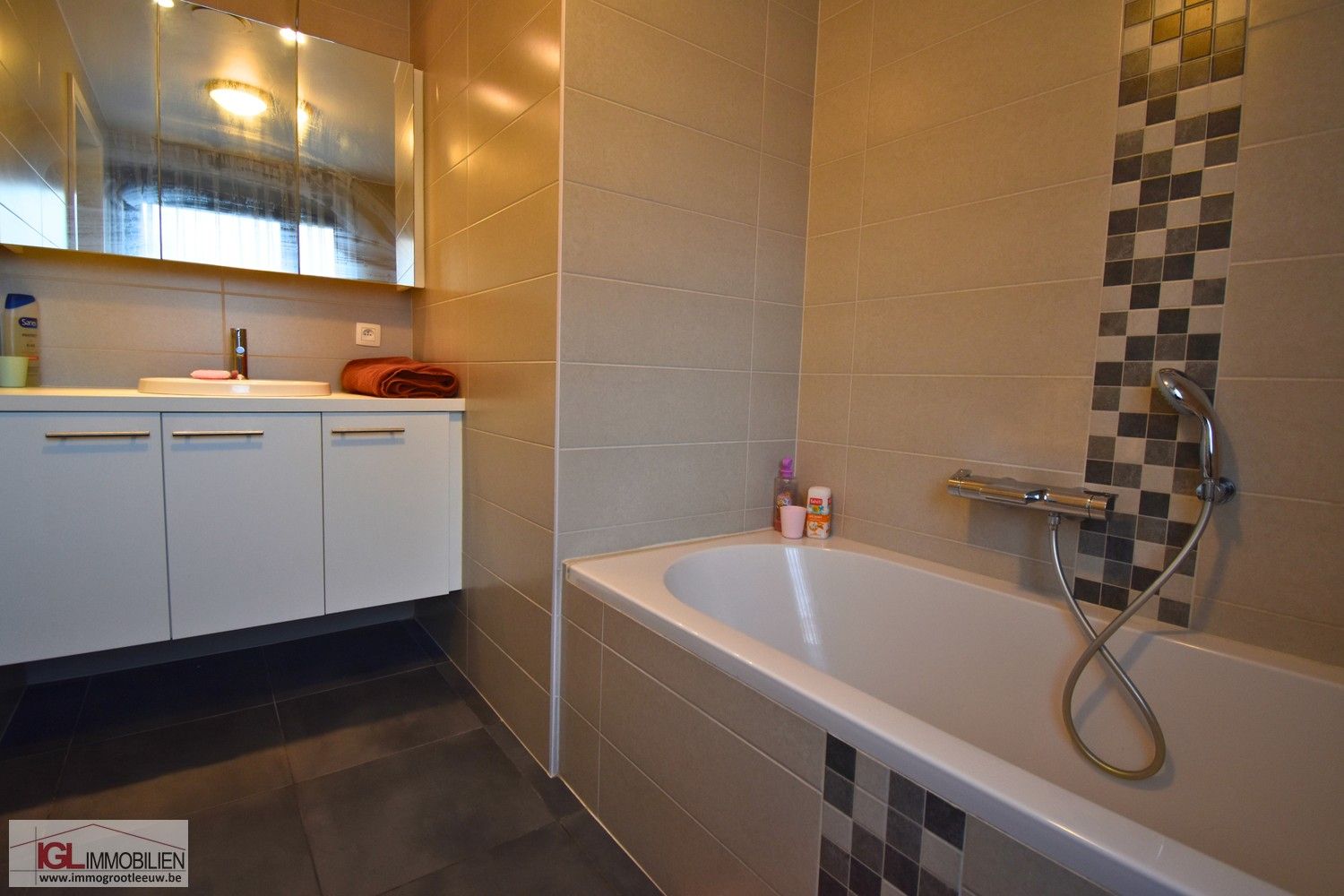 Triplex nieuwbouwappartement met 4 slaapkamers en garage foto 8