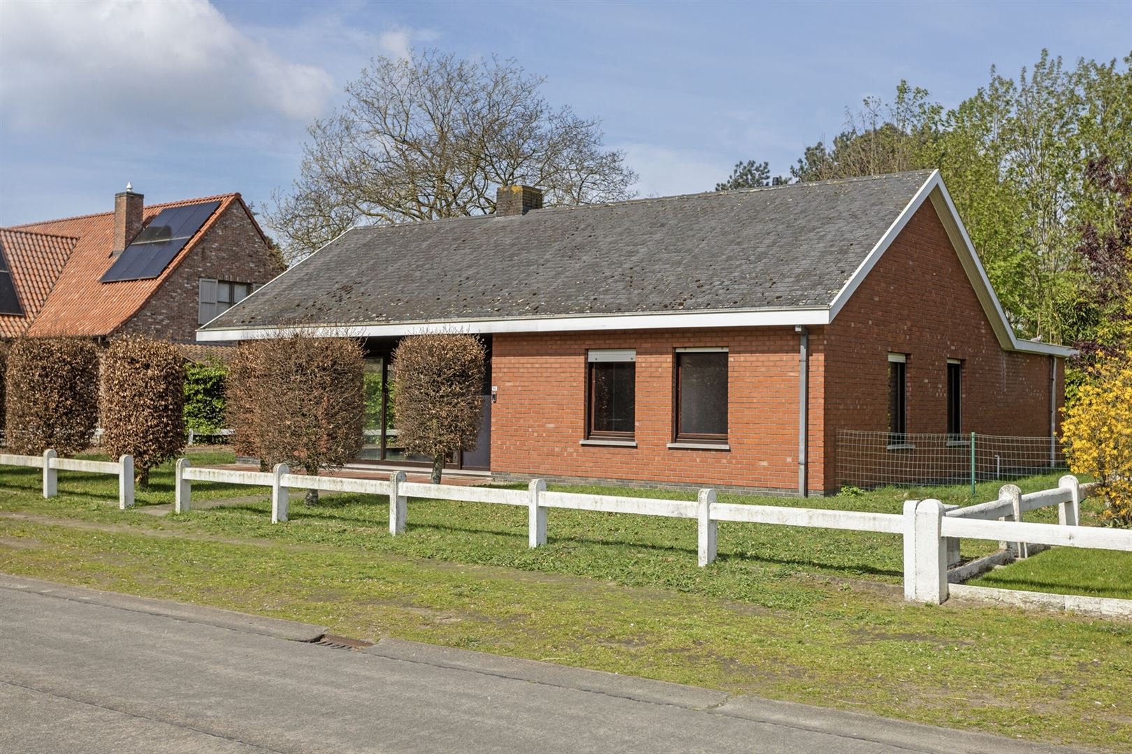 RUSTIG GELEGEN BUNGALOW MET GARAGE foto 4