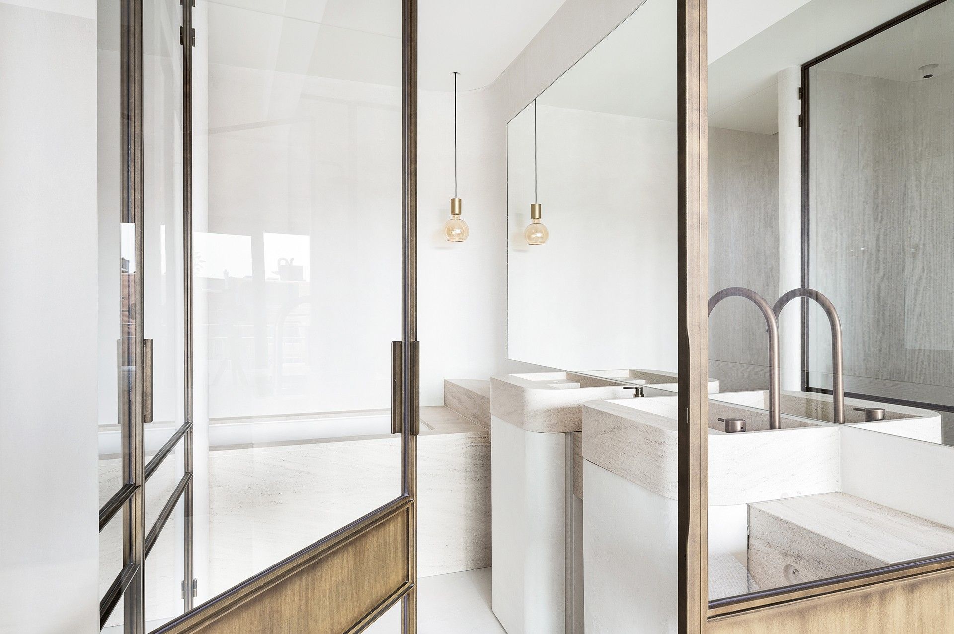 Exclusief en luxueus gerenoveerd appartement met frontaal zeezicht op topligging in Het Zoute foto 38