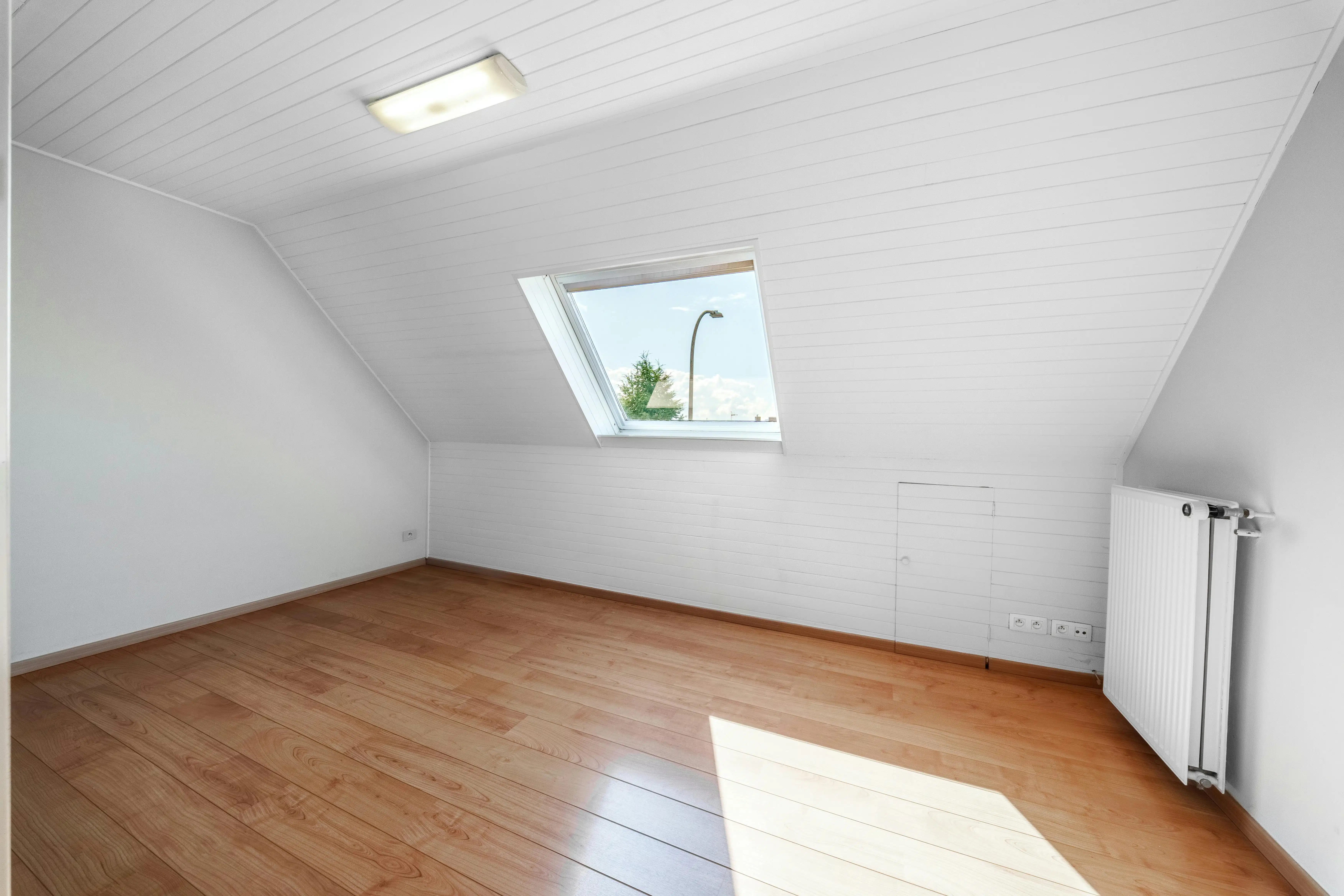 Uniek huis met bureel en zalige tuin nabij centrum Roeselare foto 17