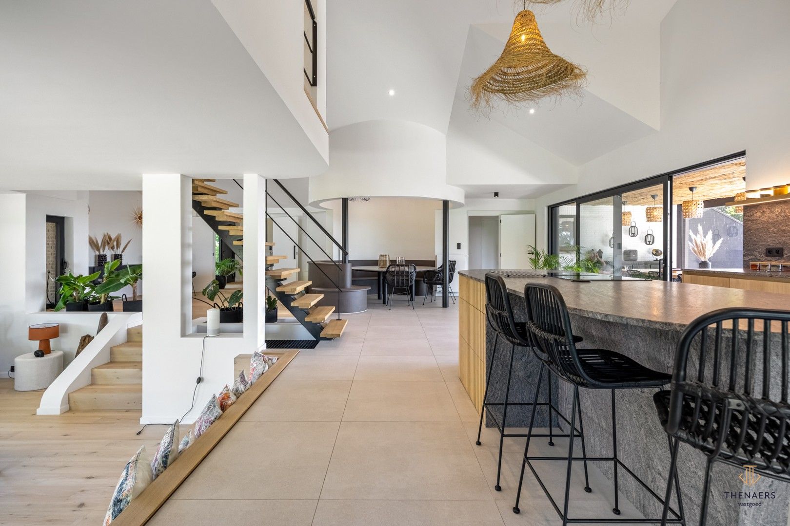 UNIEKE GERENOVEERDE WONING MET 4 SLAAPKAMERS EN PRACHTIG UITZICHT OP DE VELDEN. foto 15
