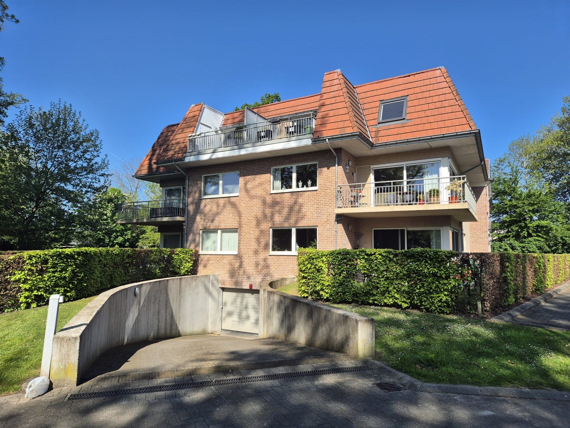 Ruim instapklaar appartement gelegen in privé domein. foto 24