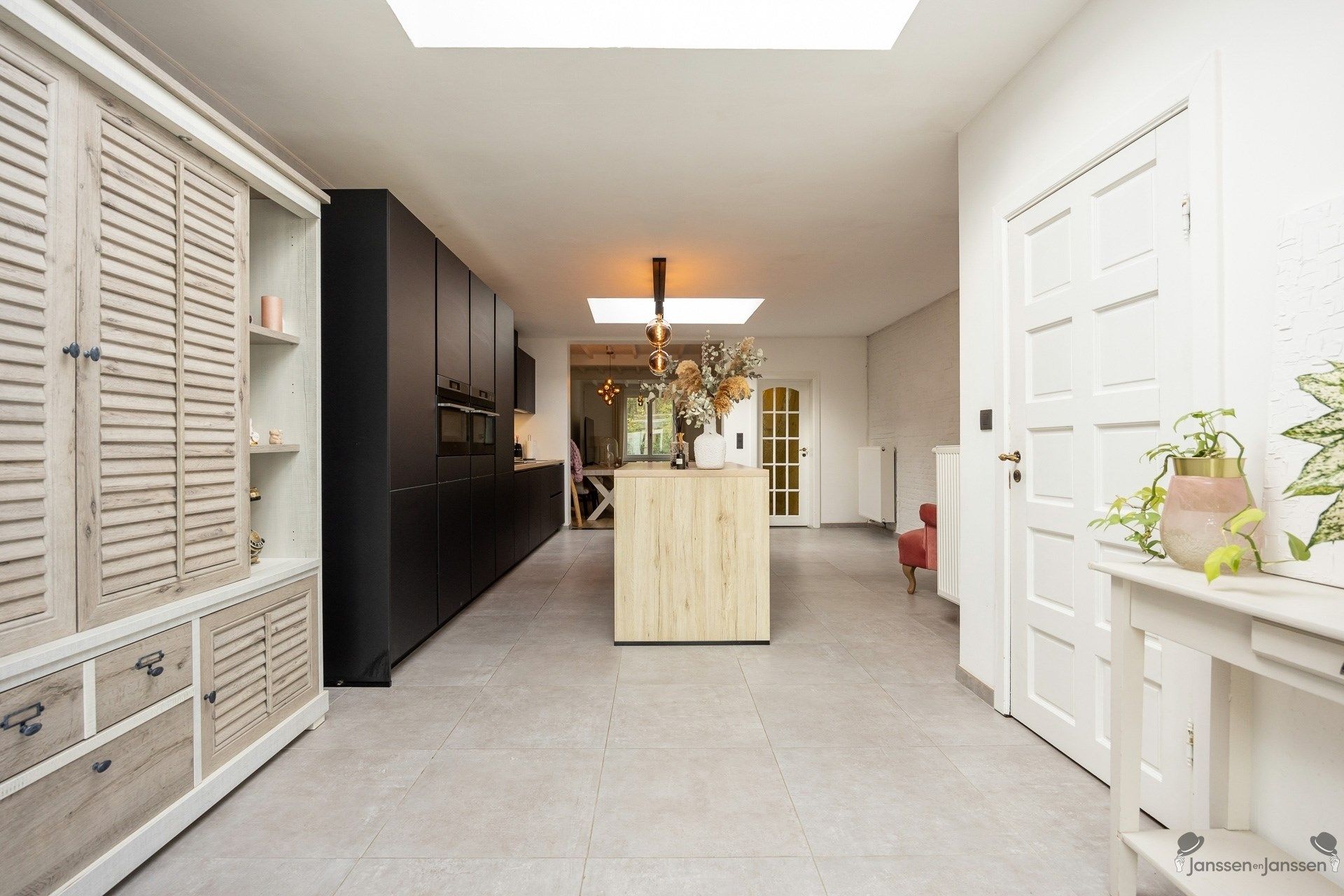 Charmante, instapklare woning met vernieuwde designkeuken, 4 slaapkamers en garage in hartje Brasschaat foto 7