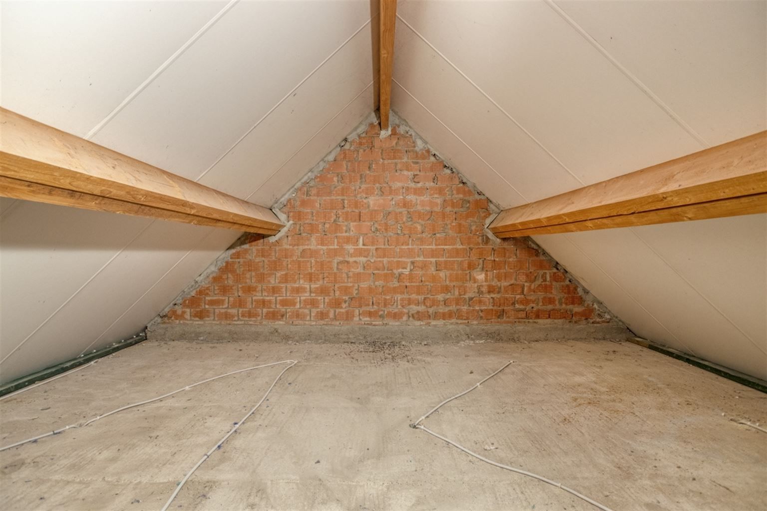 Ruim appartement met gezellig terras en staanplaats, op een toplocatie vlak bij het centrum van Maaseik en op wandelafstand van scholen en voorzieningen. foto 18