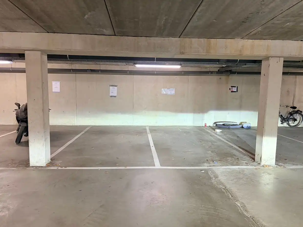 Overdekte staanplaats in recent gebouw foto 2