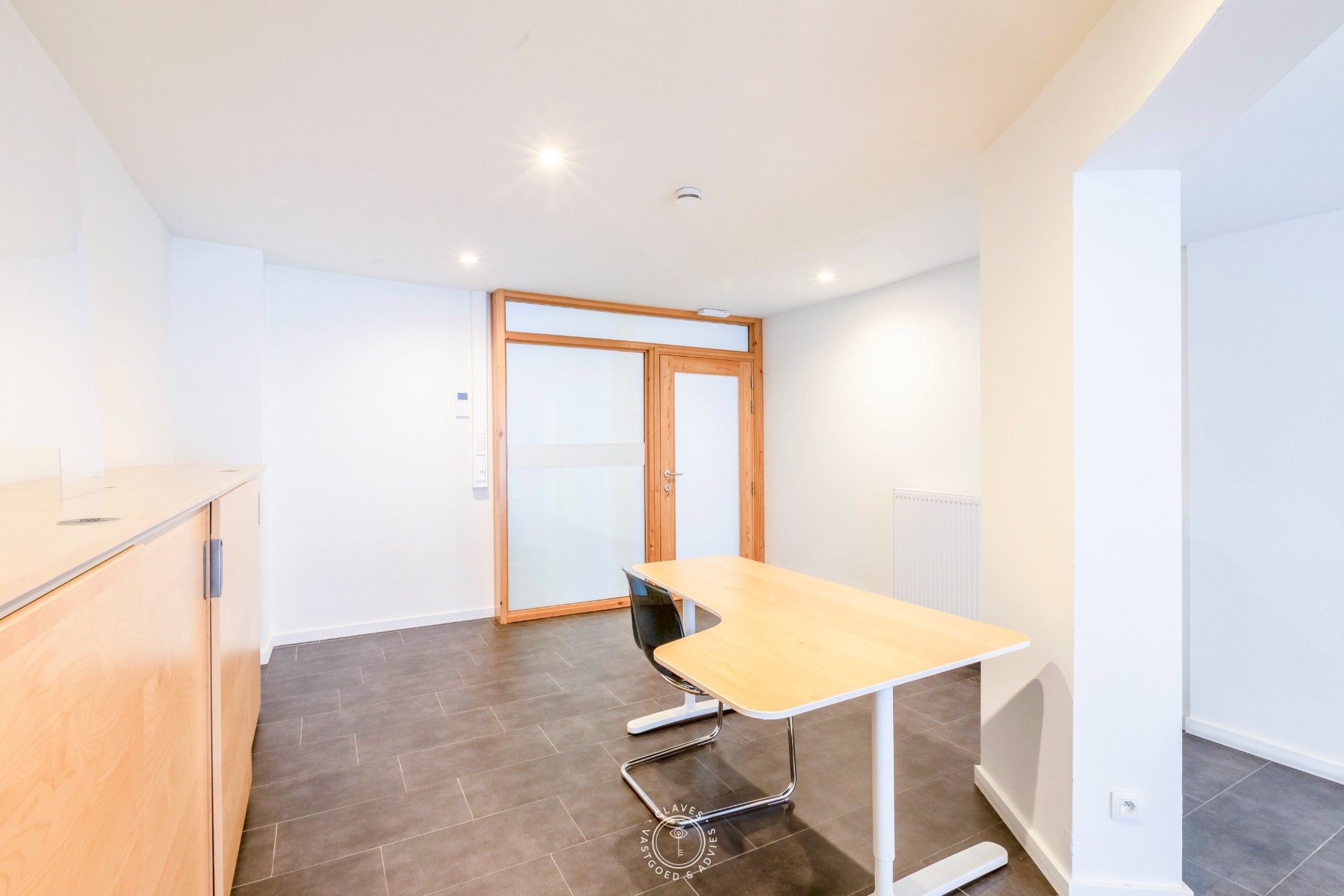 Totaal gerenoveerd handelspand met wachtruimte en buitenruimte – instapklaar kantoor of praktijk in de Stationsstraat foto 5