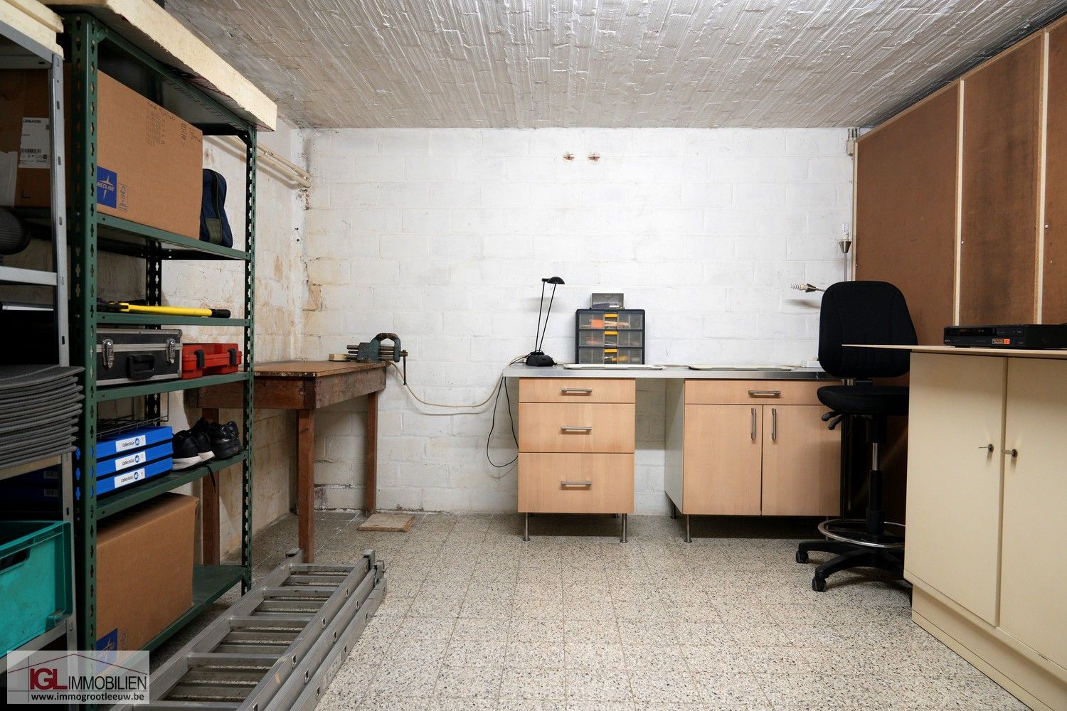 Ruime bungalow met dubbele garage en tuin te koop in Sint-Pieters-Leeuw foto 22