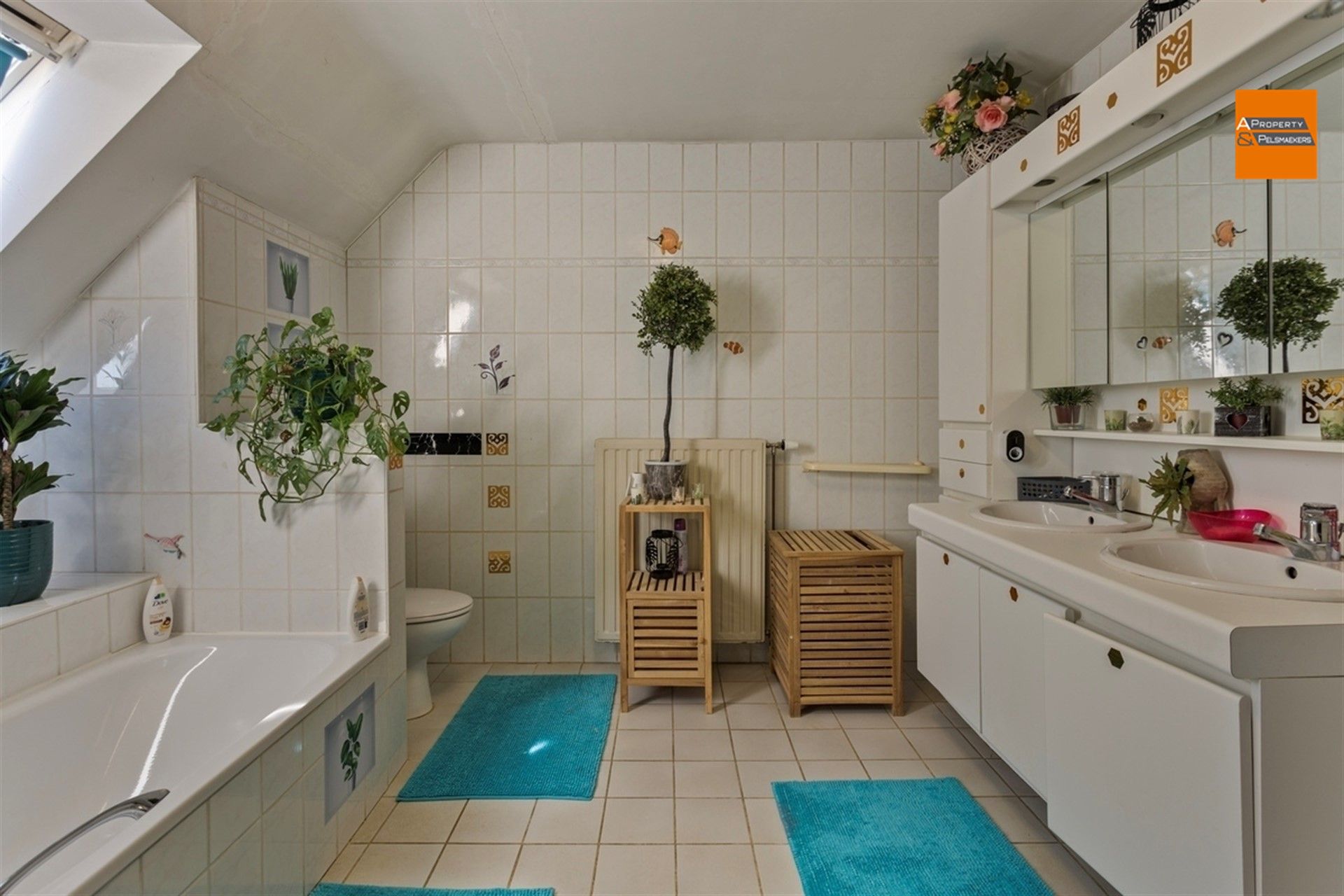 Ruime villa  met 5 slpk, garage en grote tuin foto 17