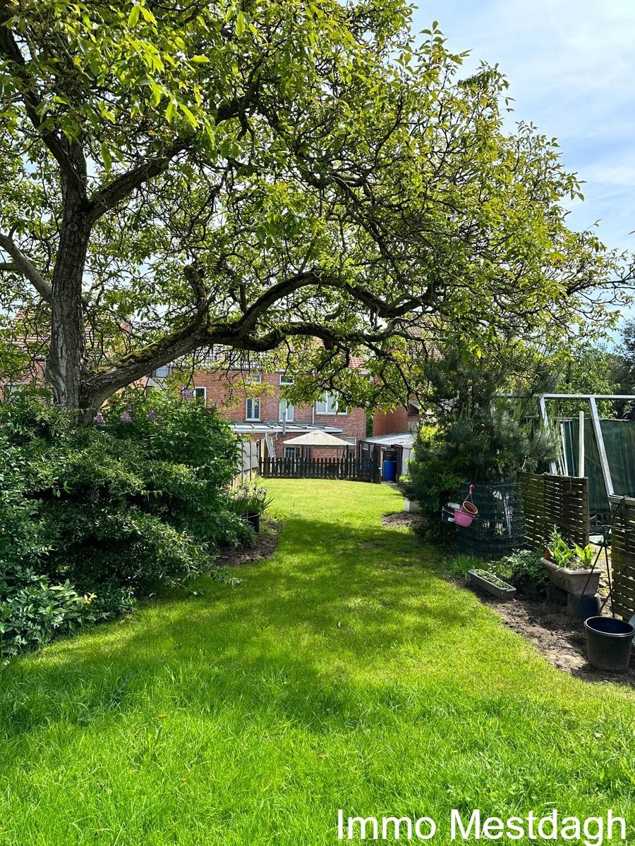 Instapklare degelijke koppelwoning met garage en tuin. foto 3