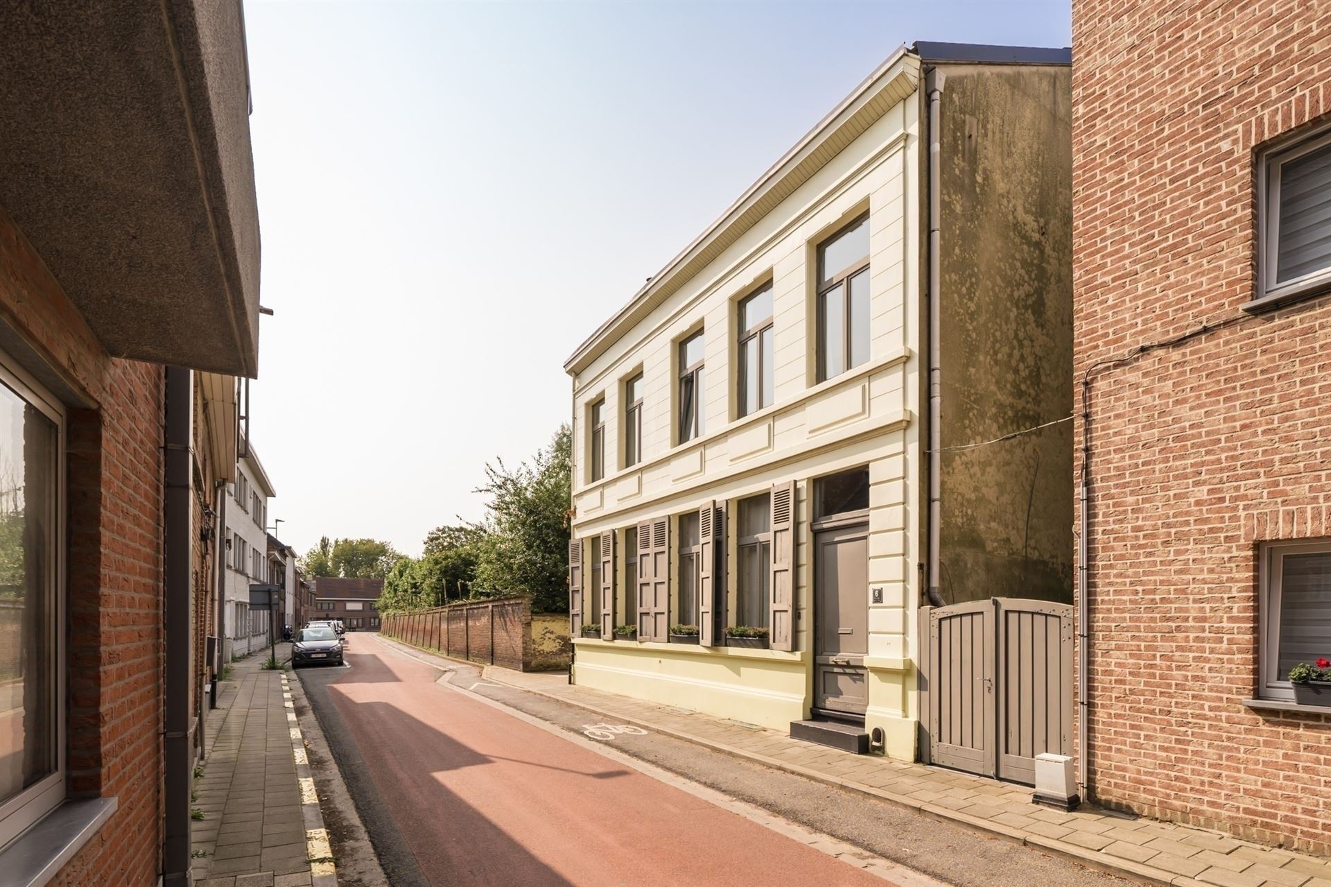 Karakterwoning met 5 slpks, autostaanplaats en grote tuin! foto 2