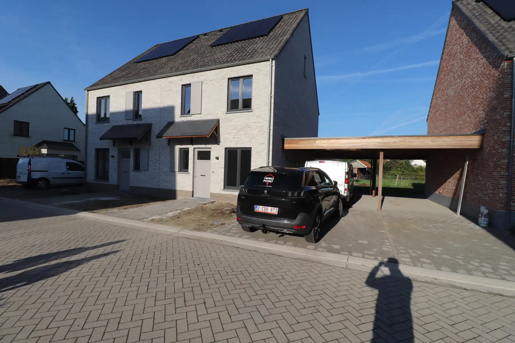 Ruime nieuwbouwwoning (163m² BO) met 3 slaapkamers, terras met tuin en brede carport. foto {{pictureIndex}}