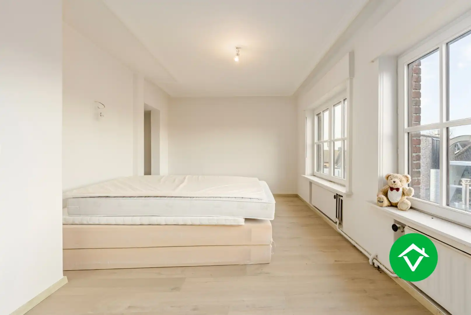 Ruim triplex appartement met 5 slaapkamers, in het centrum van Torhout foto 20