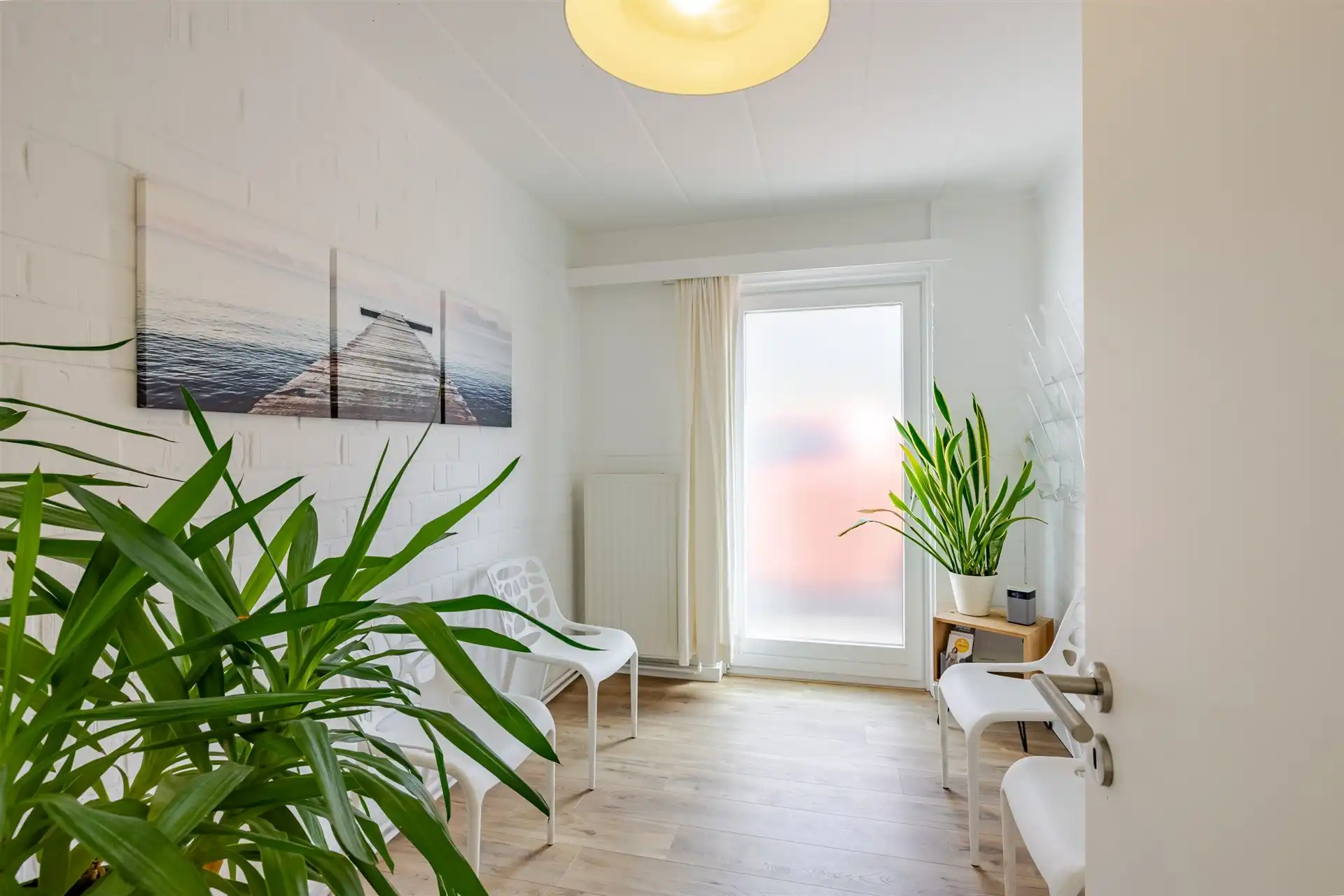 Riante woning met 4 slaapkamers , tuin en praktijk foto 15