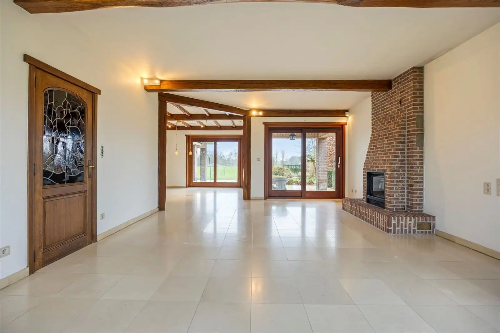 Riante open bebouwing in rustige straat foto 9