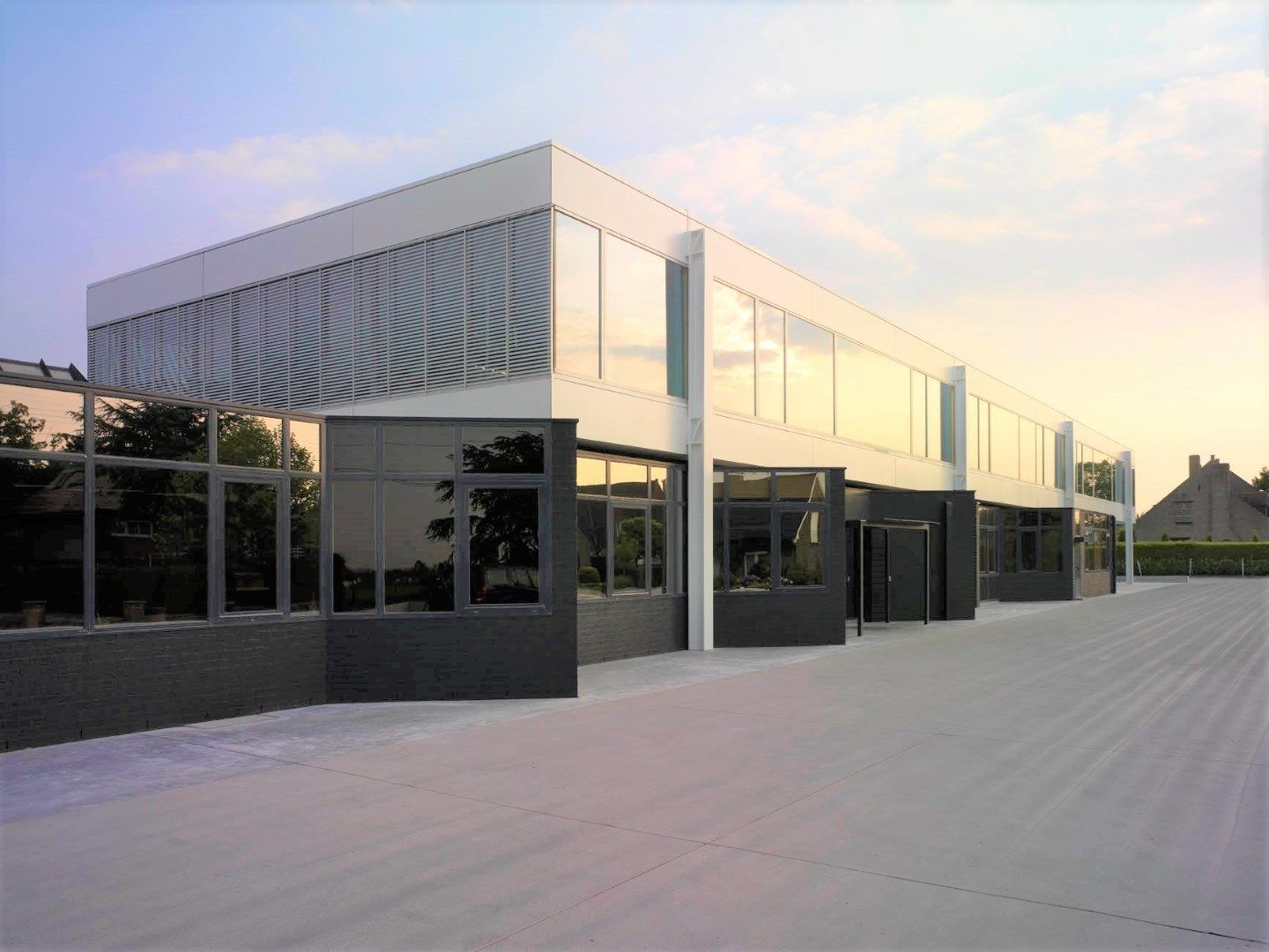 Instapklare kantoorruimte  (32 m²) met parking en alle faciliteiten inclusief, Torhout. foto {{pictureIndex}}