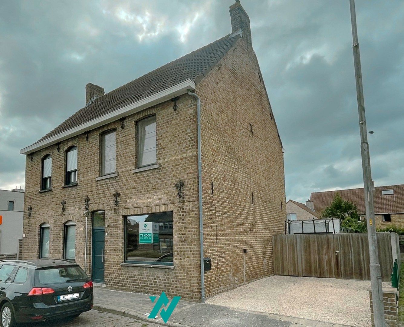 Instapklare halfopen woning te centrum Loppem foto {{pictureIndex}}
