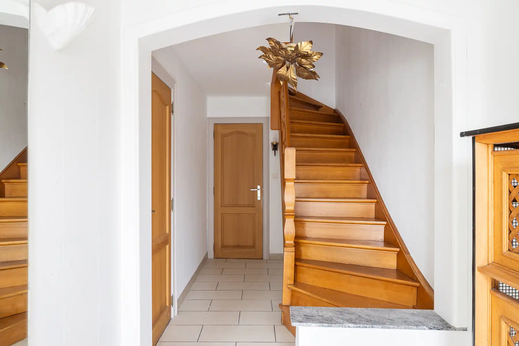 Ruime woning met buitenkoer en garage foto 3