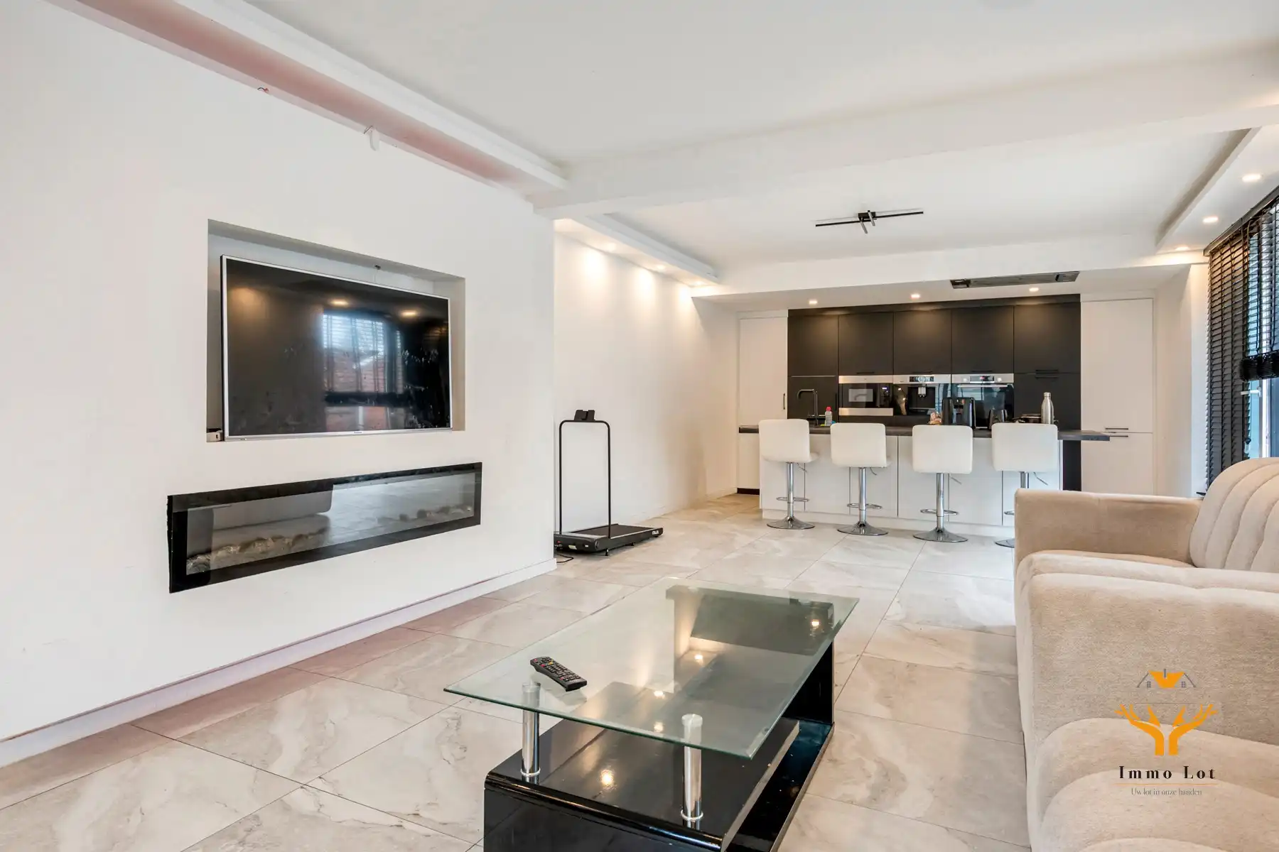 Woning met toonzaal, magazijn en garages te Hamme foto 5