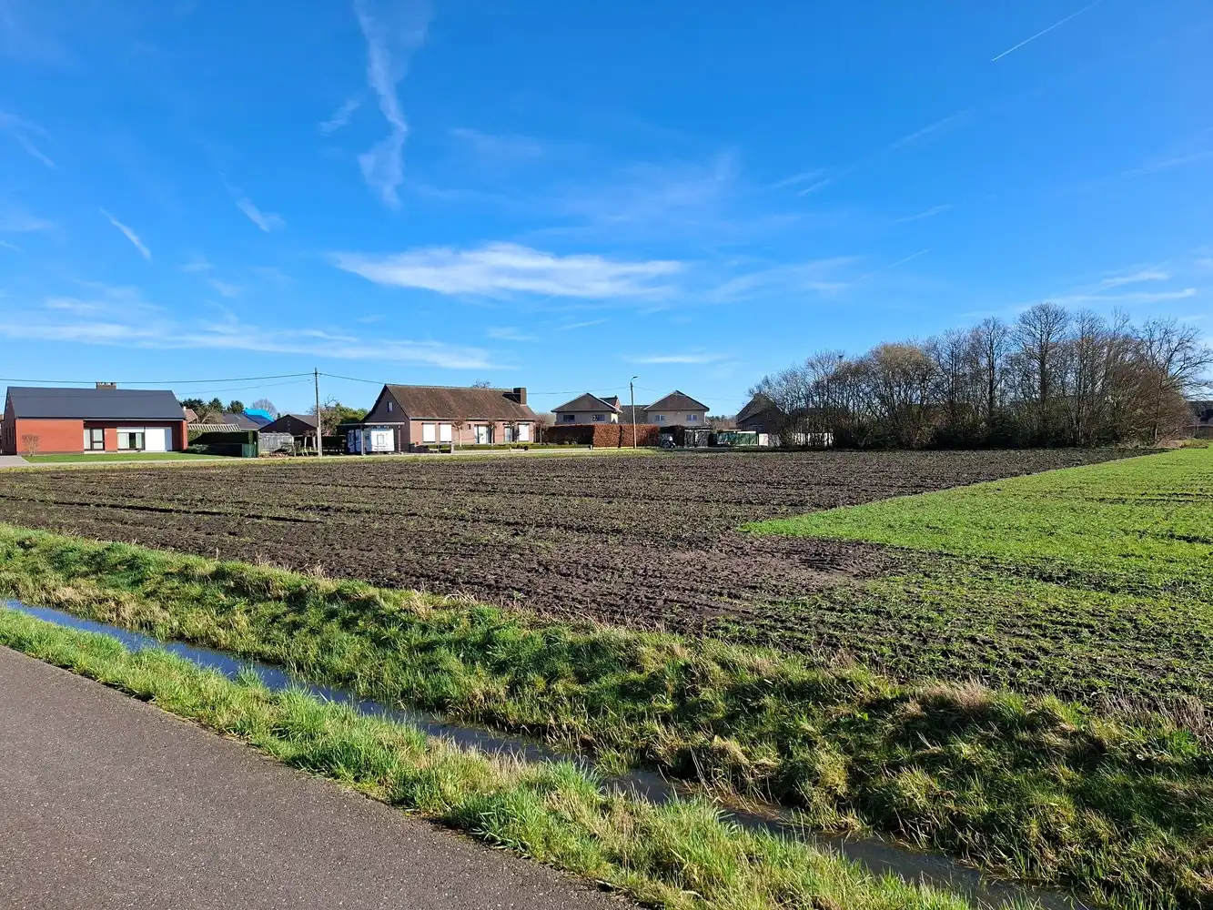 Landbouwgrond met een oppervlakte van 5804 m², langs twee straten bereikbaar. foto {{pictureIndex}}