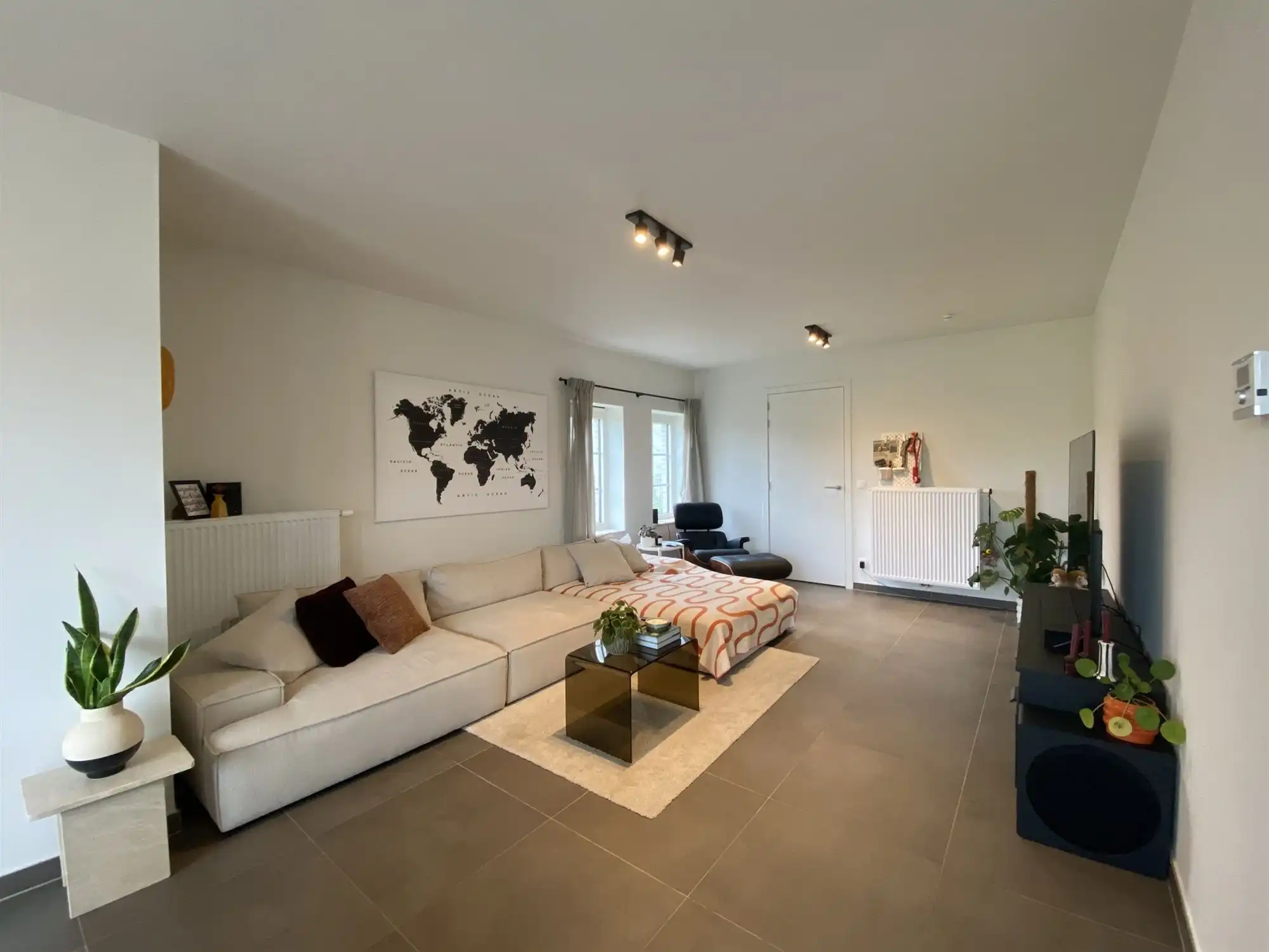 Mooi afgewerkte halfopen woning met 4 slaapkamers en inpandige garage foto 3