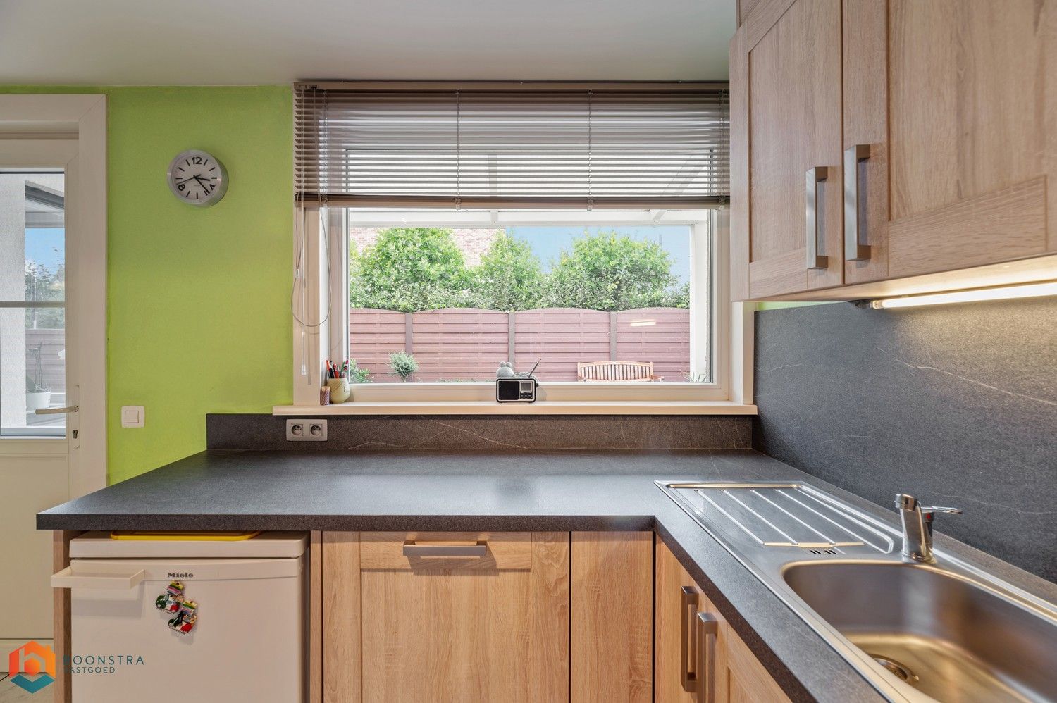 Verzorgde woning met 2 slpkrs, leuke tuin en garage foto 11