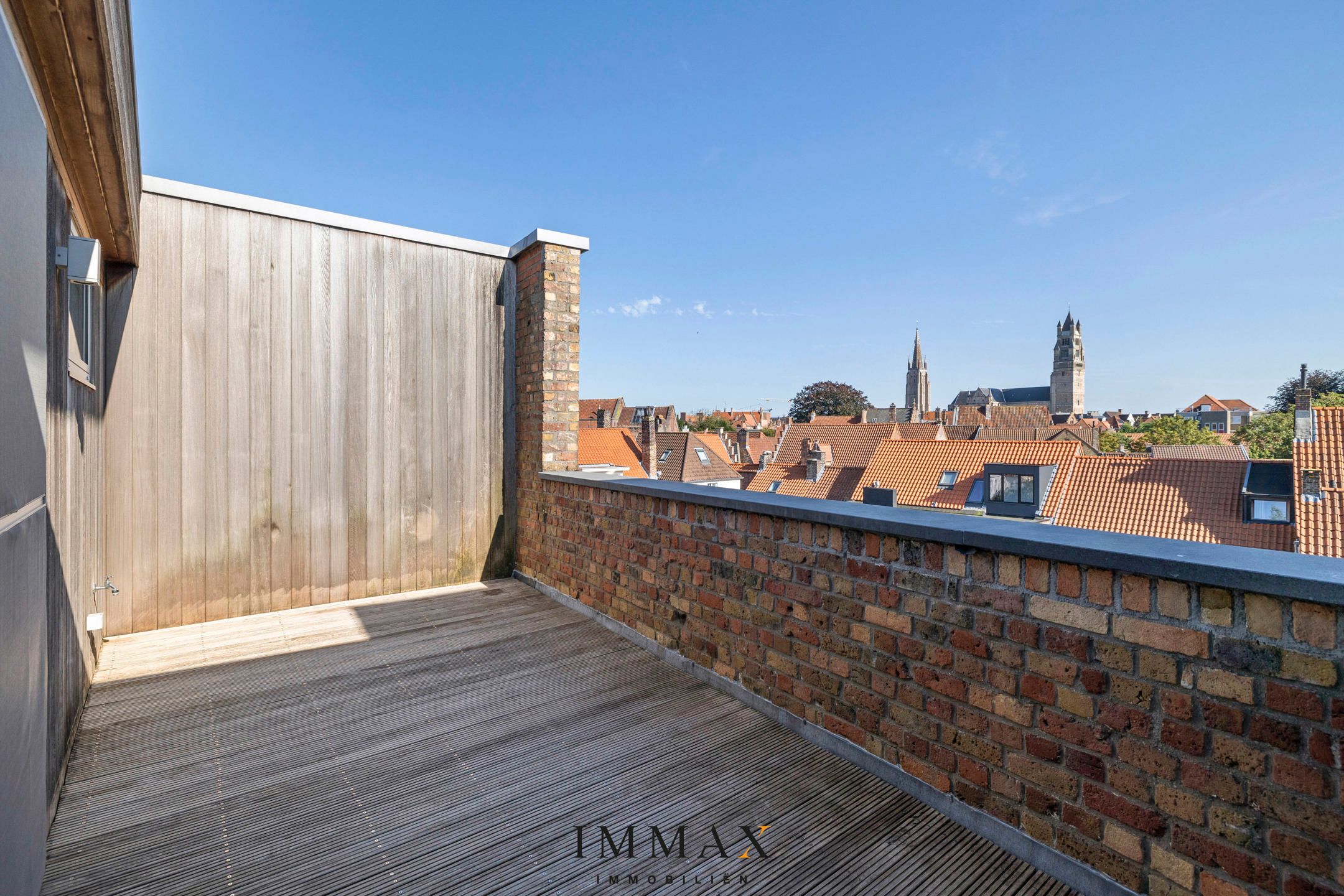 Uniek loft-appartement met terras en prachtig zicht over de skyline van Brugge foto 7