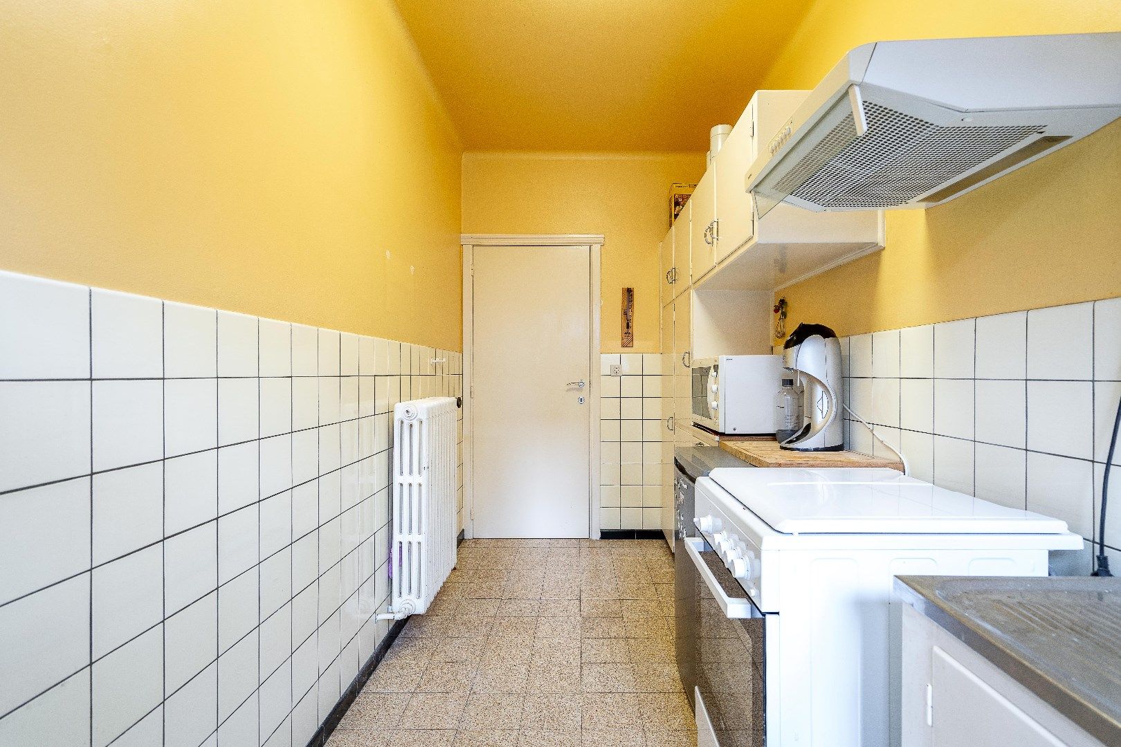 Te renoveren appartement gelegen in een kleinschalige residentie in een zijstraat van de Dumortierlaan. foto 9