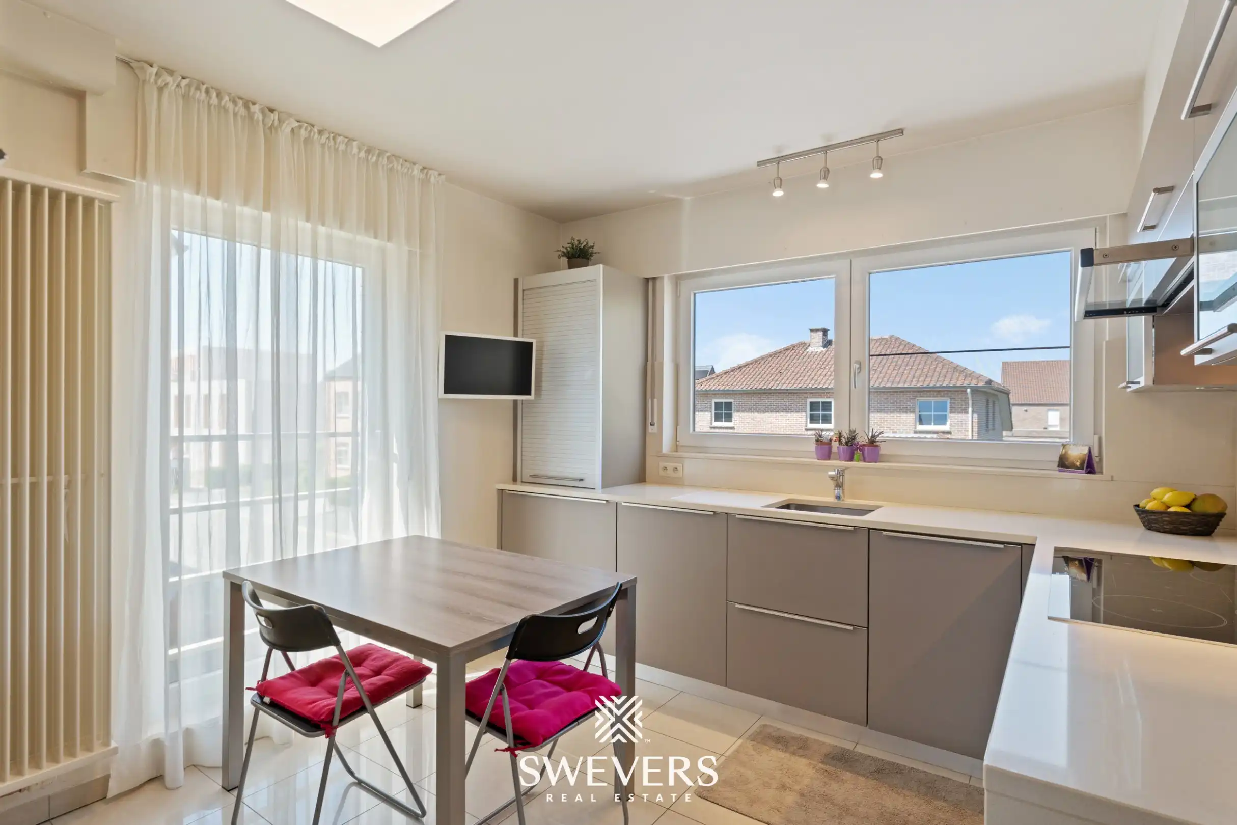 Instapklaar, lichtrijk duplex-appartement met ruim terras in hartje Helchteren foto 11