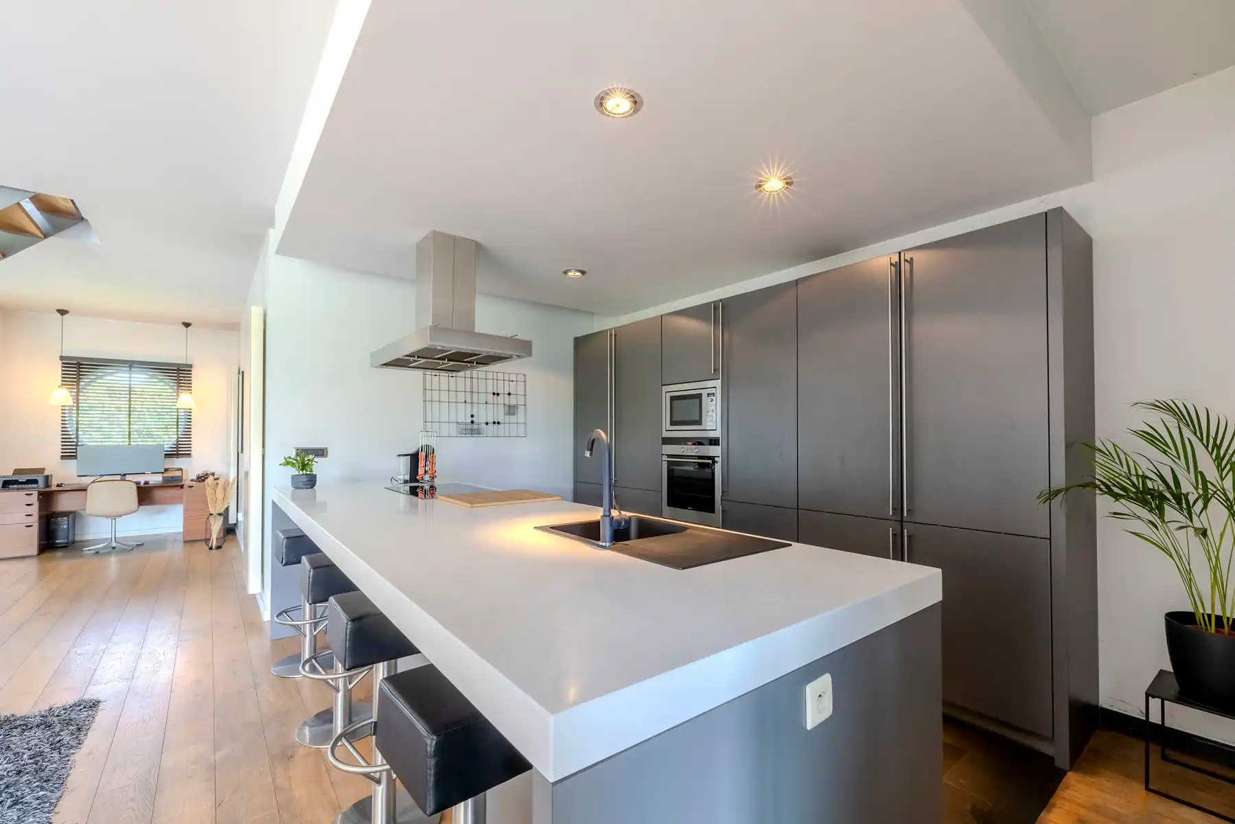 Moderne villa met zwembad op 1.282m² foto 11