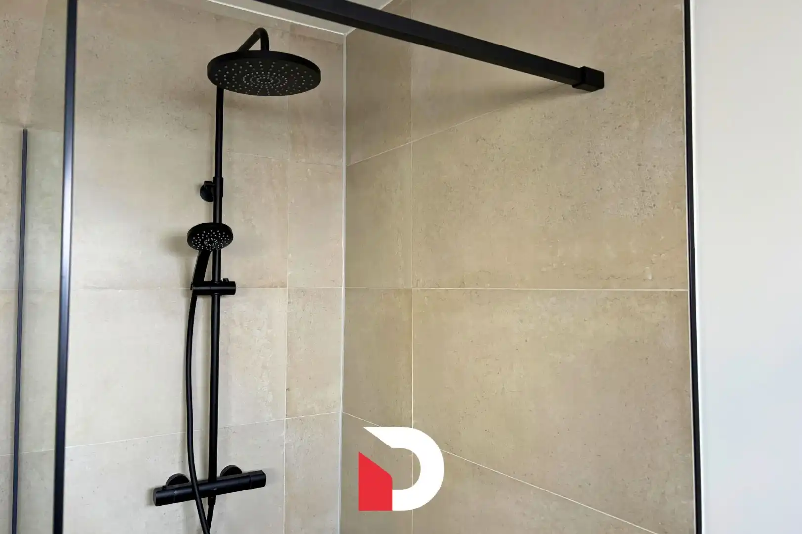 Gerenoveerde, lichtrijke woning met 3 slaapkamers en garage  foto 11