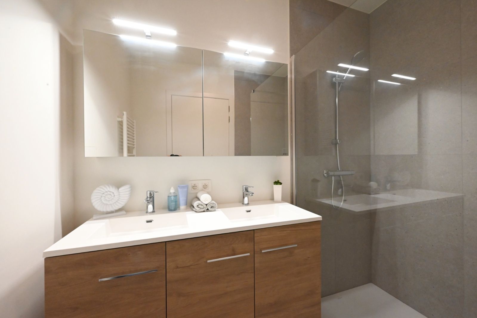 Nieuwbouwappartement met rijk beplante tuinzone en parktuin! foto 5