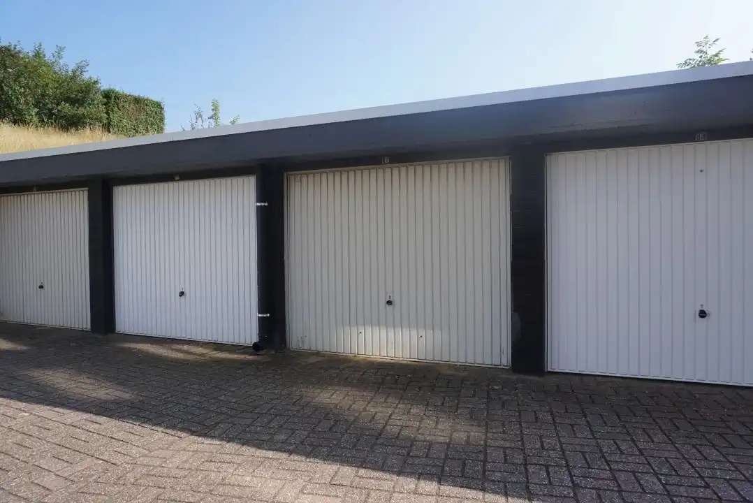 Deels gemeubeld appartement met garagebox en kelder foto 19