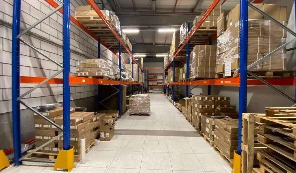 Magazijn met kantoren te huur op logistieke site te Bornem foto 4