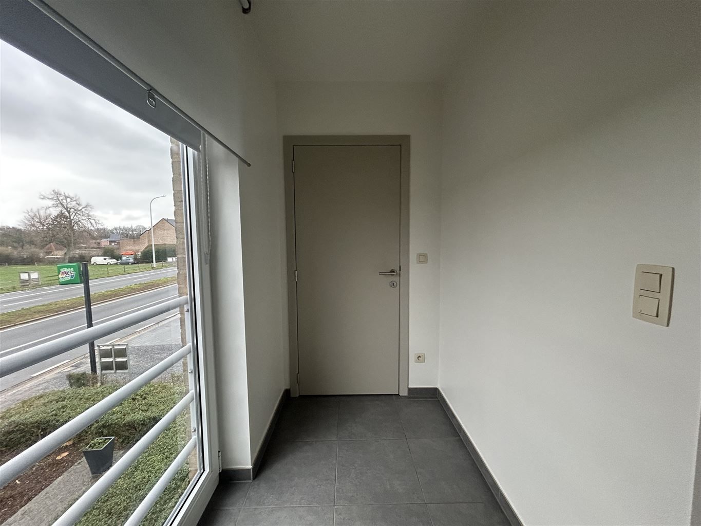 Ruim duplexappartement met 2 slaapkamers, terras, autostaanplaats en kelderberging. foto 9