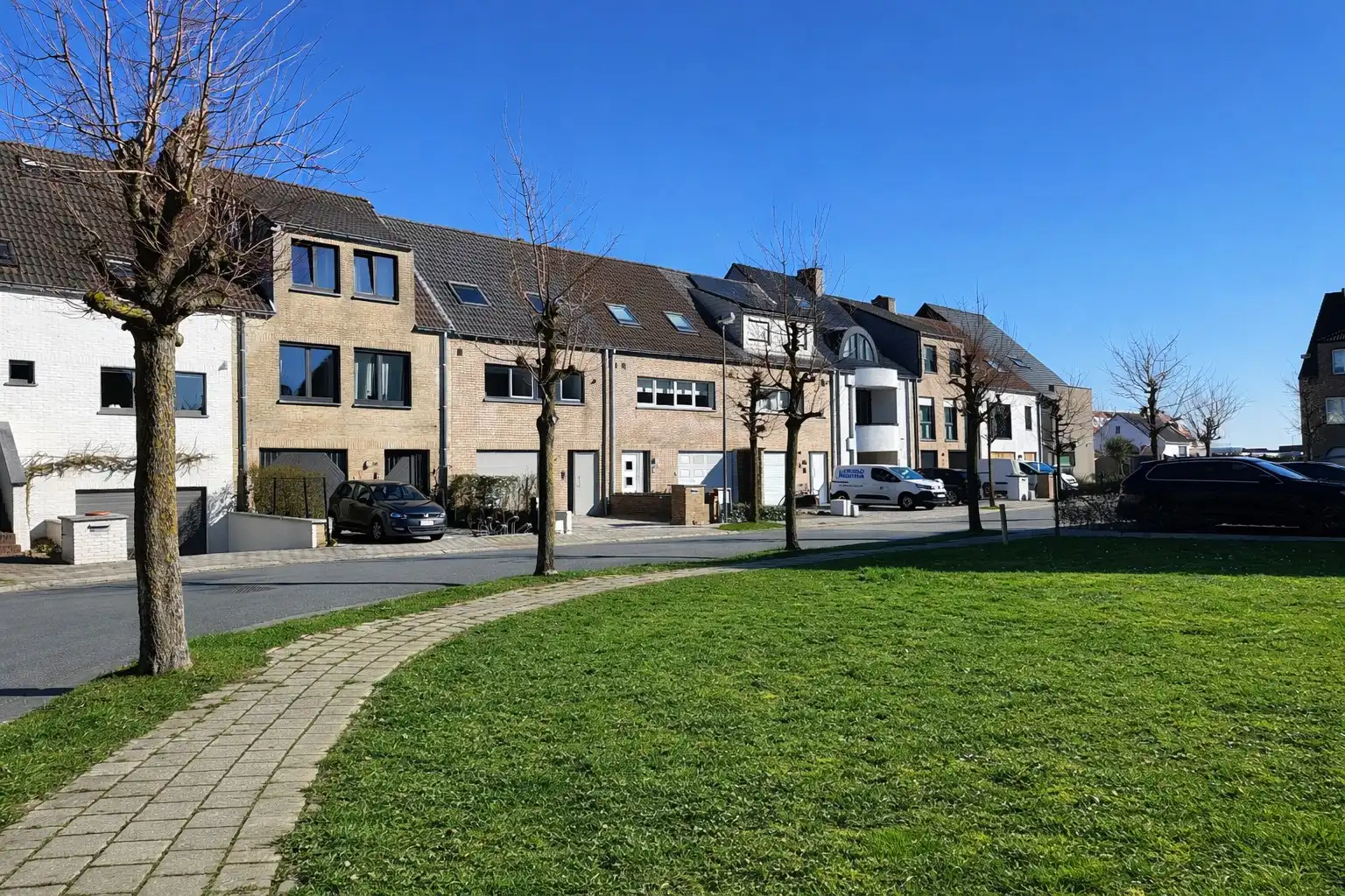 Grote woning met garage en tuin te Knokke  foto {{pictureIndex}}