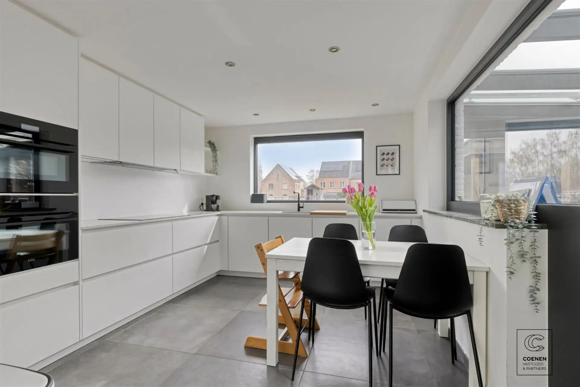 Instapklare woning met 5 slpks, tuin met zwembad te Oelegem! foto 5