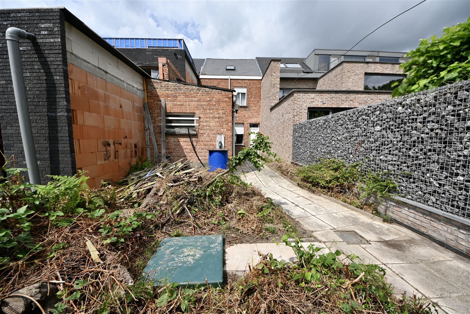 Te renoveren woning met 2 (mogelijk 3) slaapkamers en tuin. foto 15