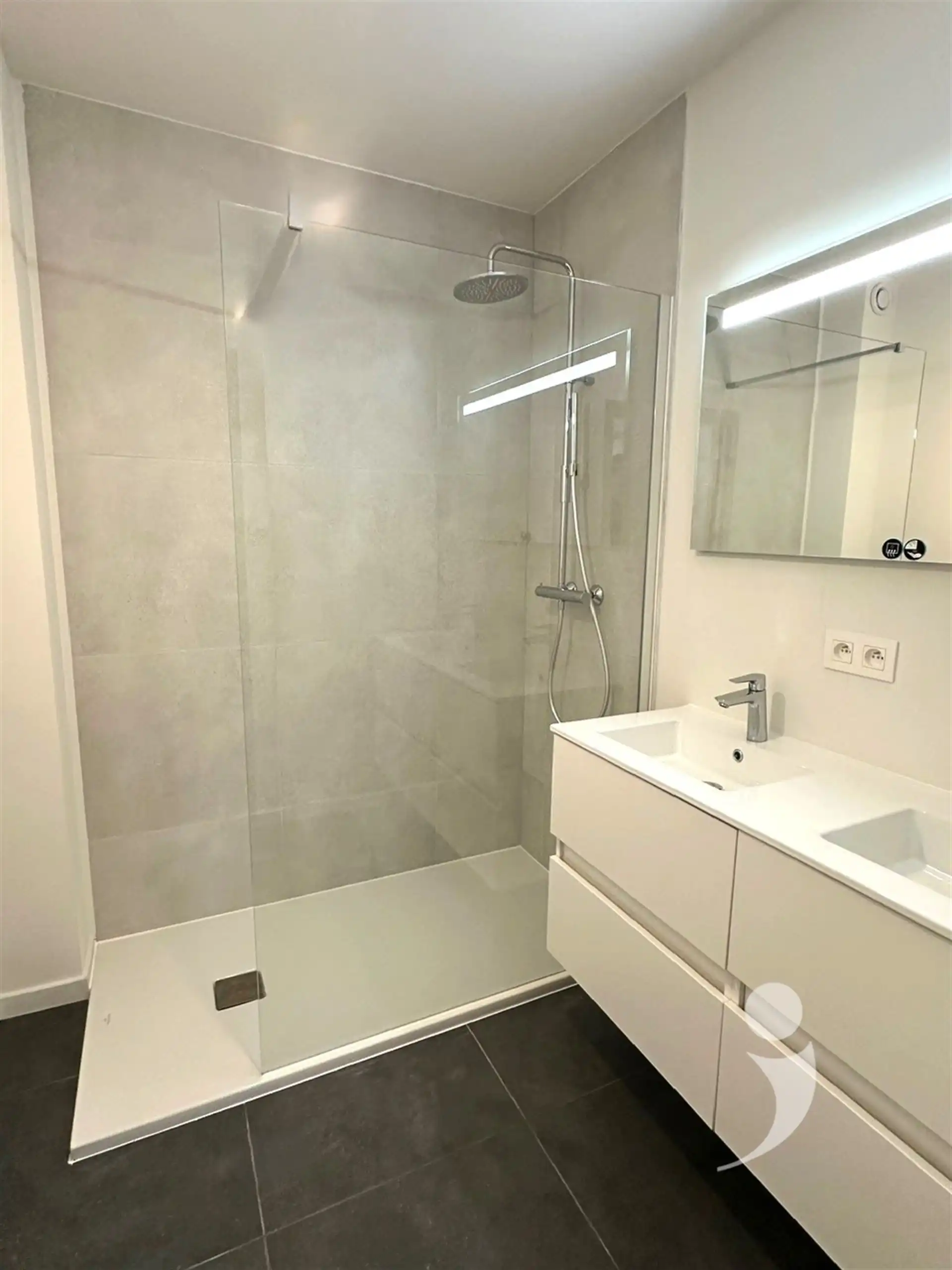 Knap vernieuwbouwappartement foto 9