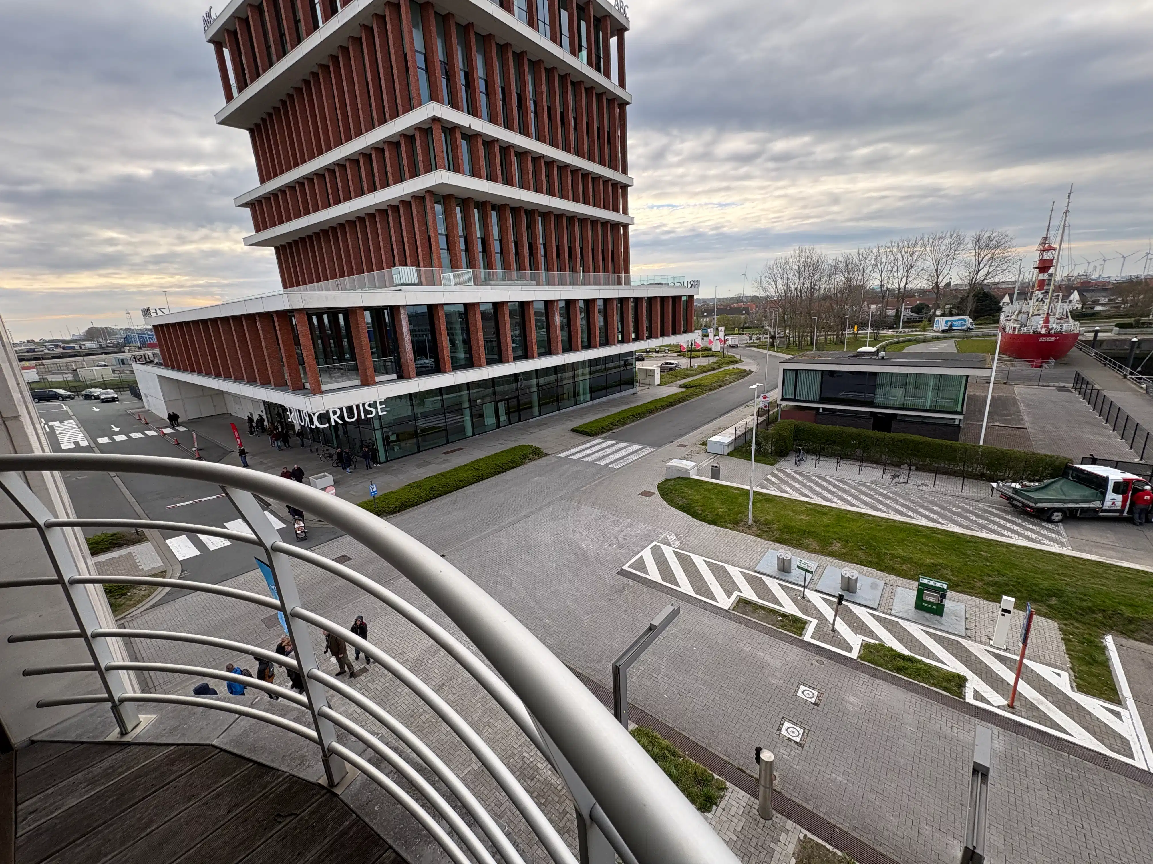 Heel ruim appartement met drie slaapkamers en twee terrassen te Zeebrugge. Mooi uitzicht op de Haven. foto 10
