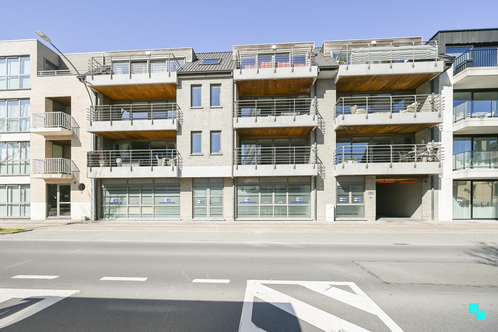 Uiterst commercieel en vlot bereikbaar handelspand (340 m²) te Izegem foto 4