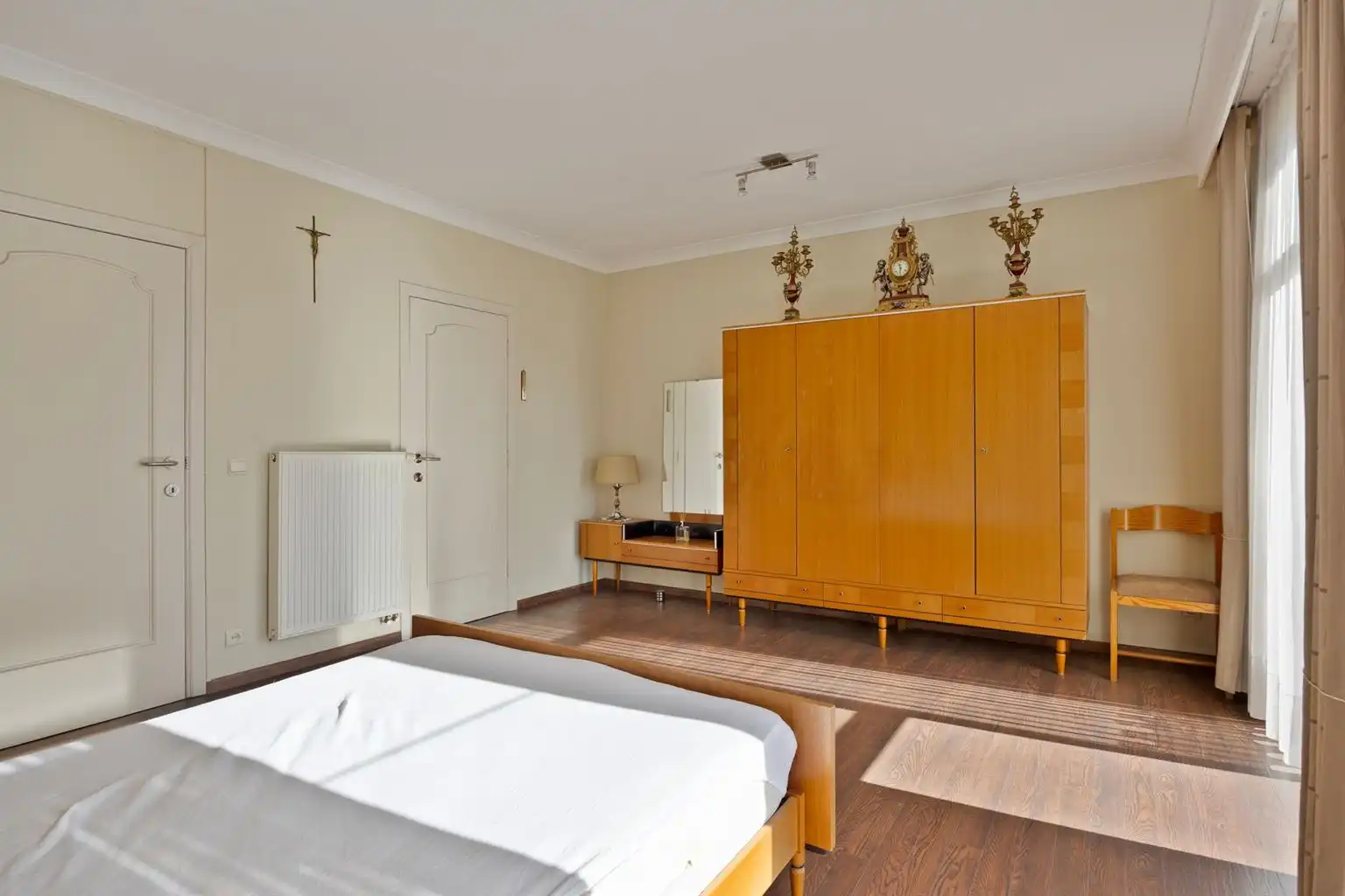 Zeer ruim 2 (+1)-slaapkamer appartement met overdekt terras, ondergrondse garagebox en aparte berging gelegen op wandelafstand van het centrum van Maaseik.  foto 14