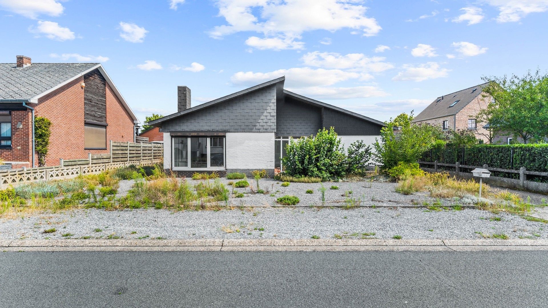 Te renoveren woning (O.B.) met 3 slaapkamers op 6a 48ca foto {{pictureIndex}}