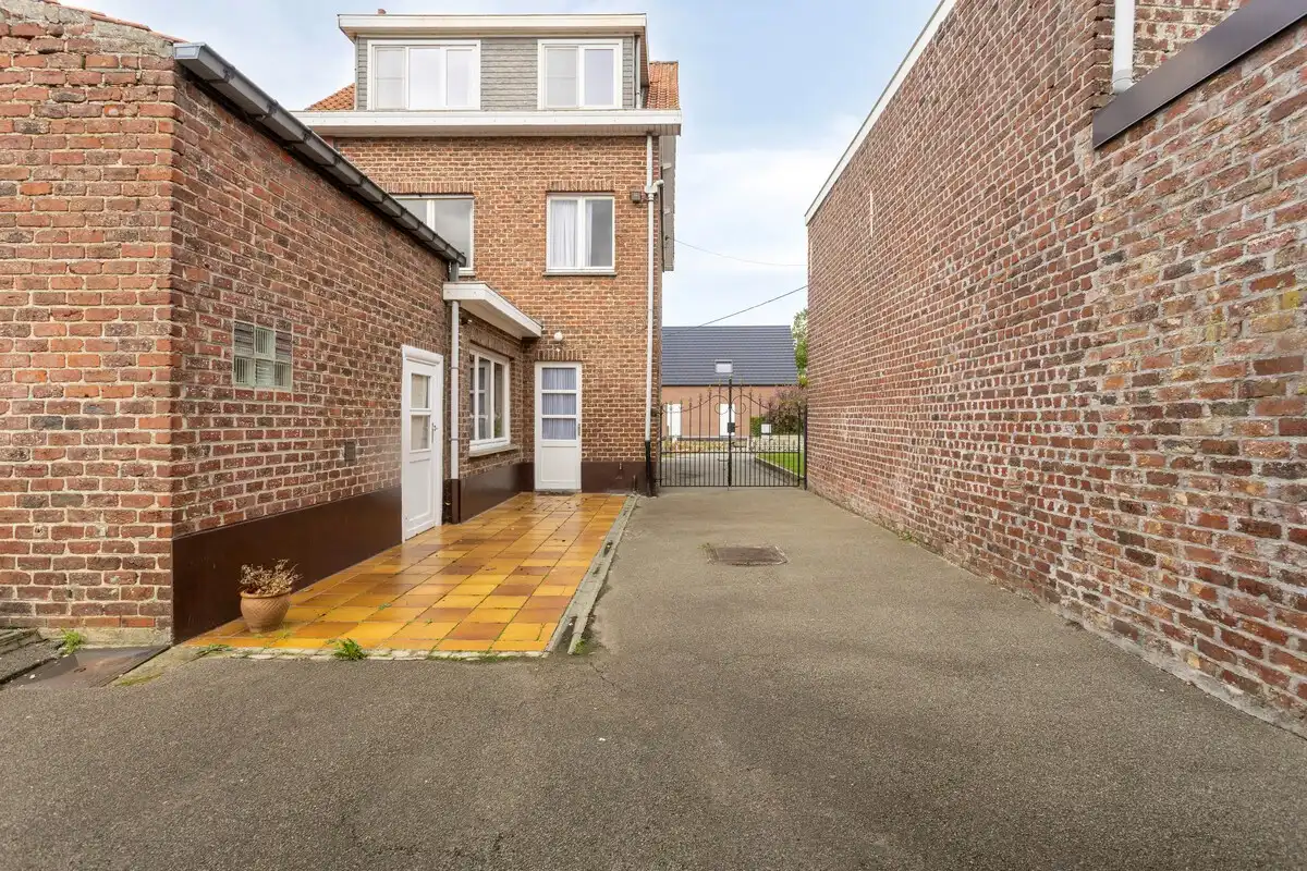 Woning met 5 slaapkamers en grote tuin. foto 7