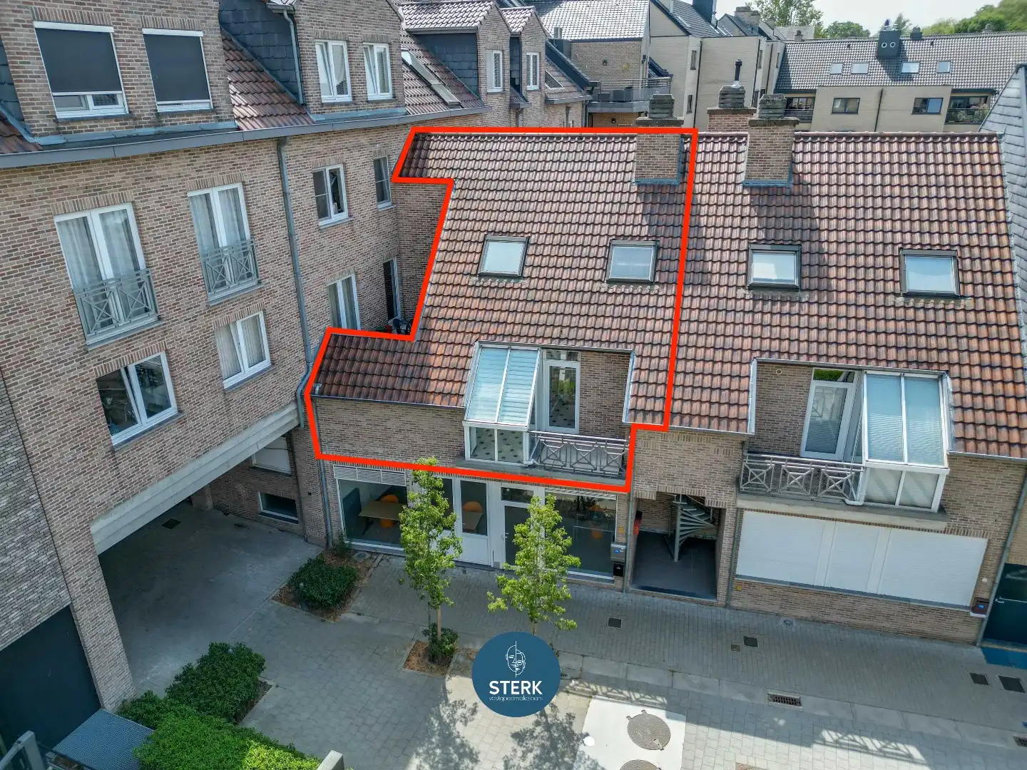 RUIM DUPLEX-APPARTEMENT MET 2 TERRASSEN IN HET CENTRUM VAN LANAKEN !  foto {{pictureIndex}}